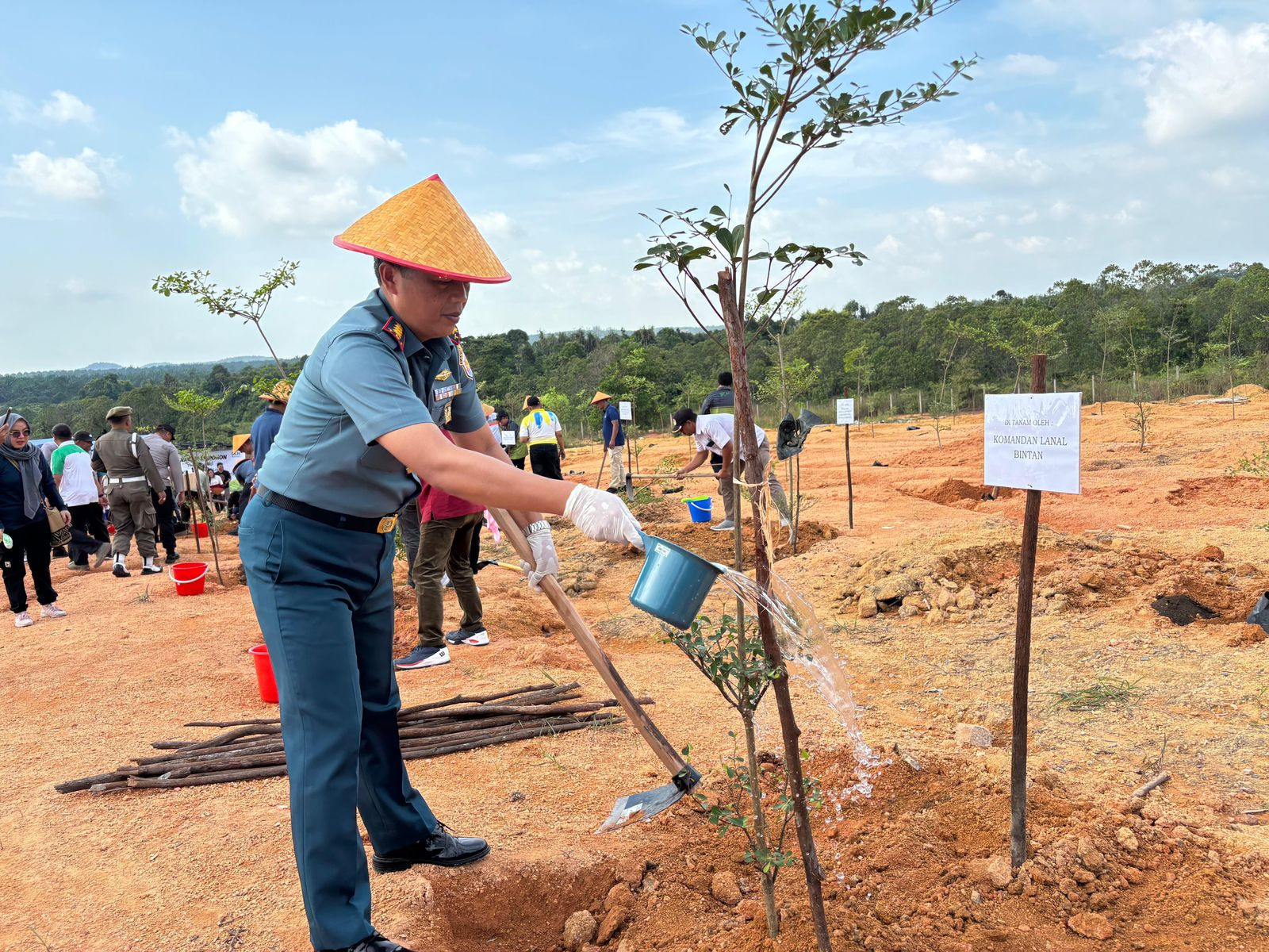 Danlanal Bintan Turut Serta Dalam Kegiatan Penanaman Pohon Rehabilitasi Lahan