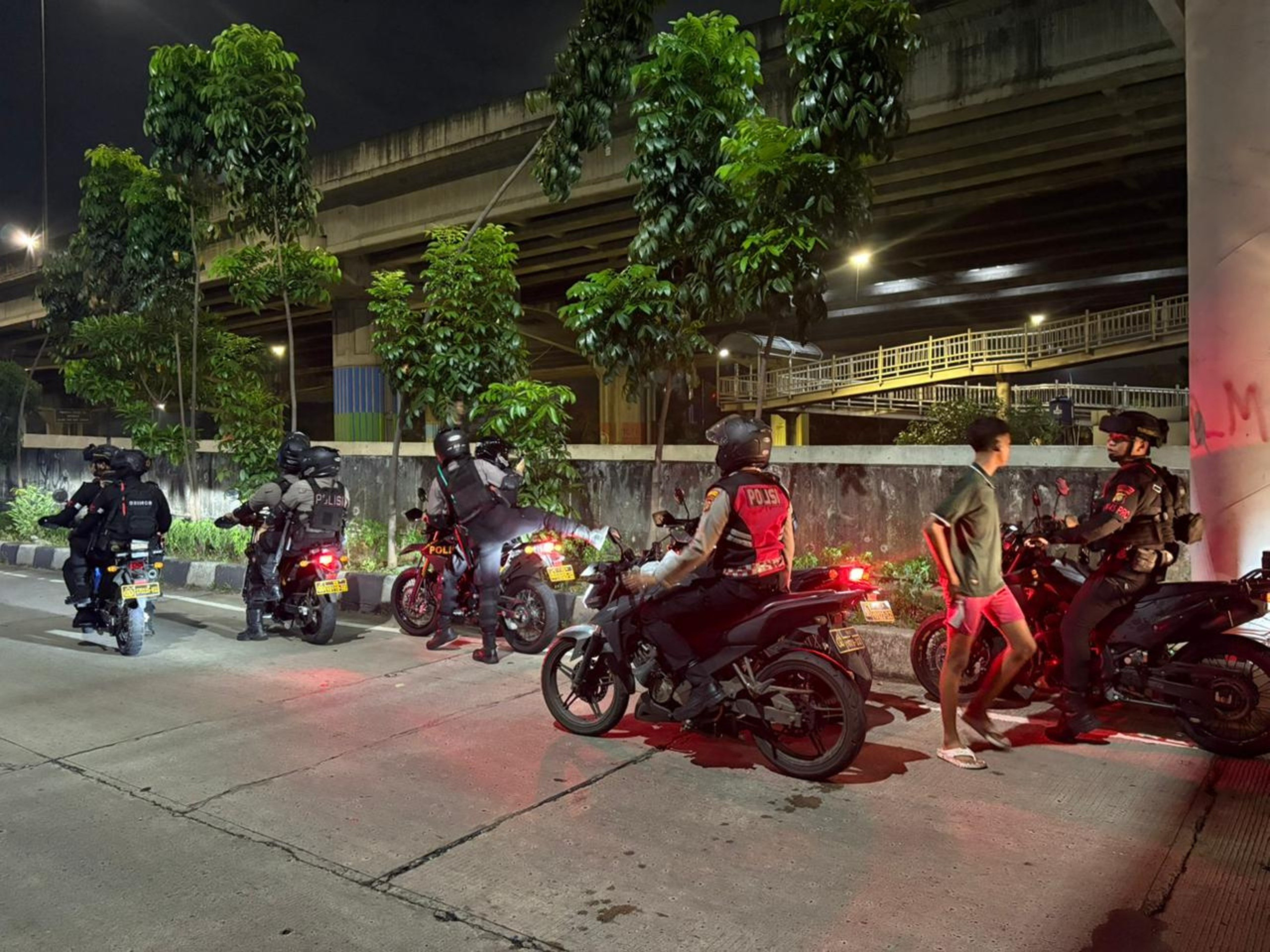 Patroli Brimob Metro Jaya Sisir Bassura-BKT Saat Sahur Terakhir Ramadan