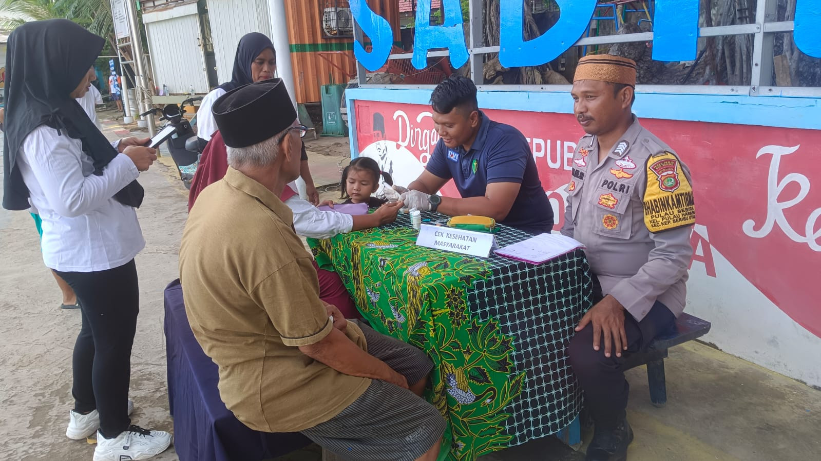Bhabinkamtibmas Pulau Sabira Bersama Sidokkes Polres Kepulauan Seribu Gelar Cek Kesehatan Gratis untuk Warga