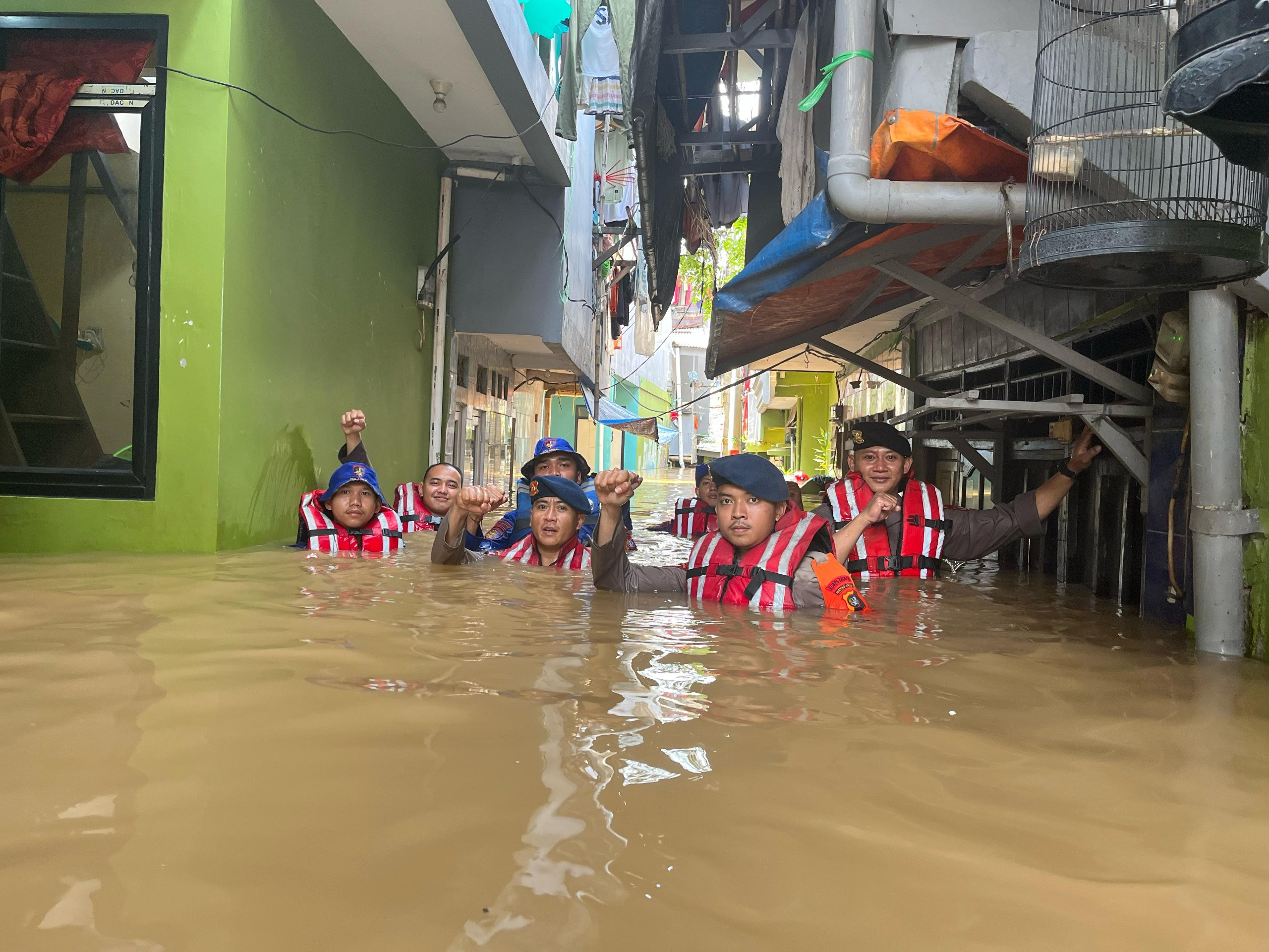 Brimob Polda Metro Jaya Evakuasi Warga di Kampung Melayu, Banjir Capai 2 Meter