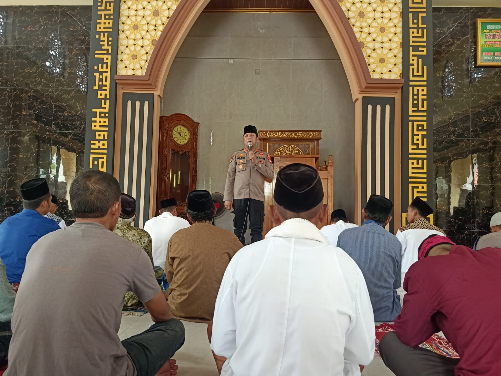 Kapolsek Cabangbungin Salurkan Bantuan Material ke Masjid Jami’e Nurul Huda, Ajak Warga Jaga Kamtibmas