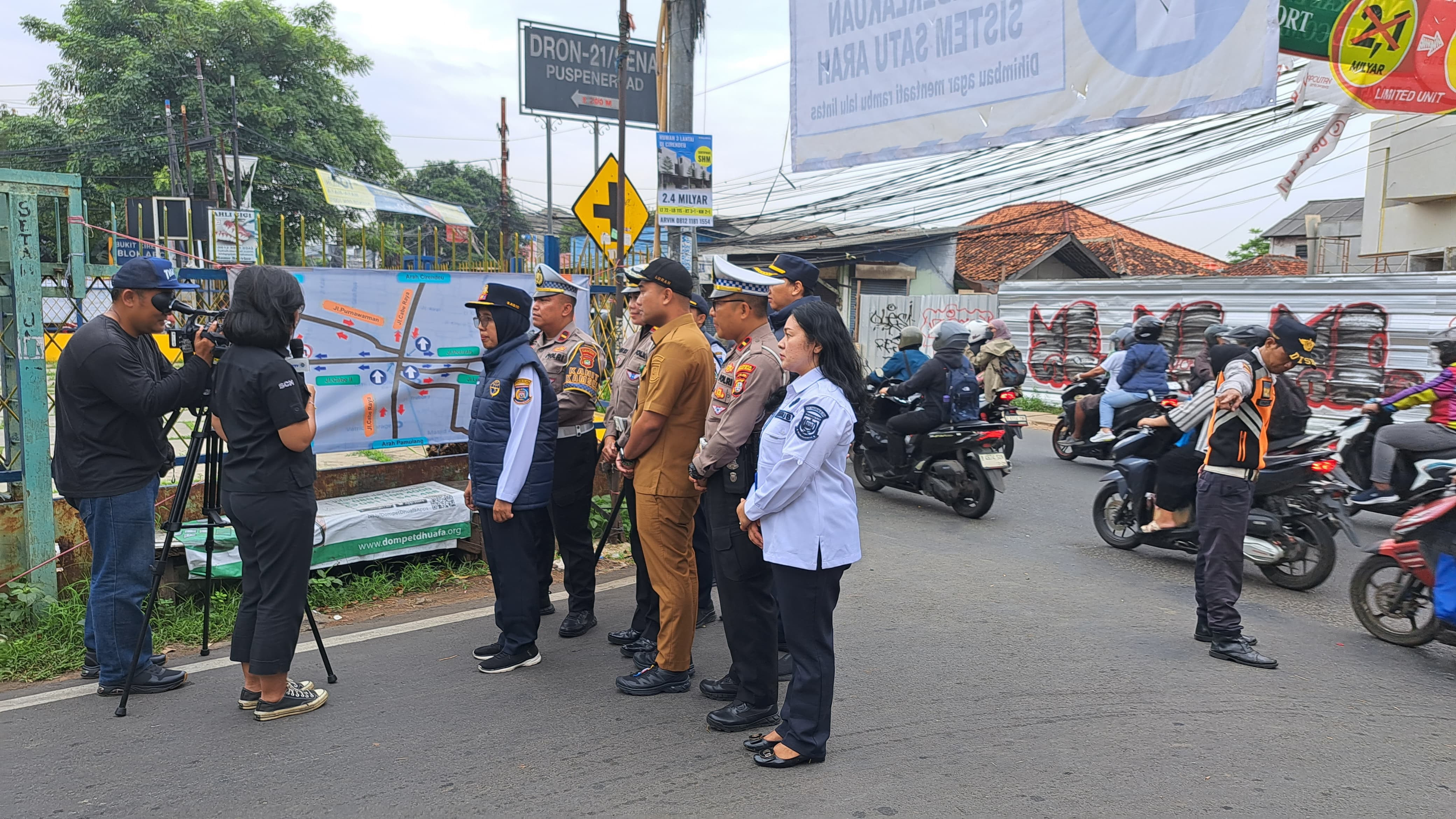 Uji Coba Sistem Satu Arah, Polsek Ciputat Timur Laksanakan Gatur Lalin di Simpang Perintis