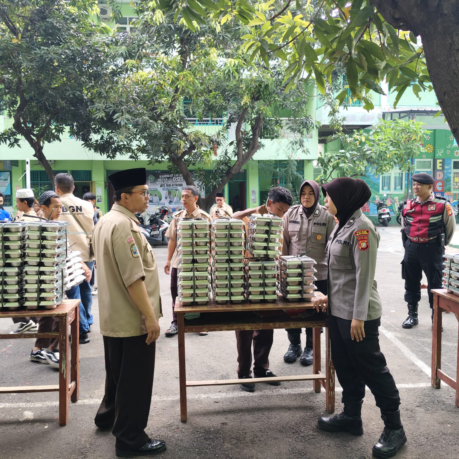 Distribusi Perdana Makanan Bergizi SPPG Polri Digelar di Kelapa Gading