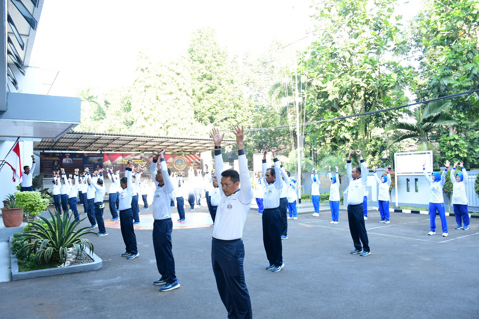 Jalin Silaturahmi dan Kebersamaan, Serta Menjaga Kesehatan dan Kebugaran, Keluarga Besar Lanal Bandung Gelar Olahraga Bersama