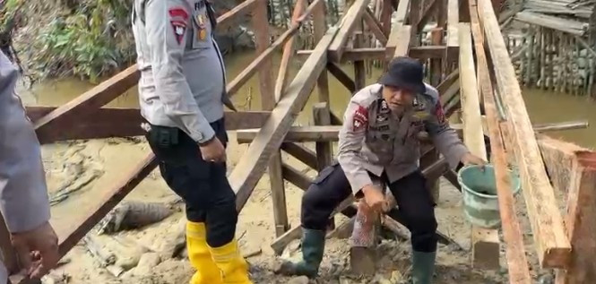 Sat Brimob Polda Sumbar Bangun Jembatan Darurat Penghubung Dua Nagari di Padang Pariaman