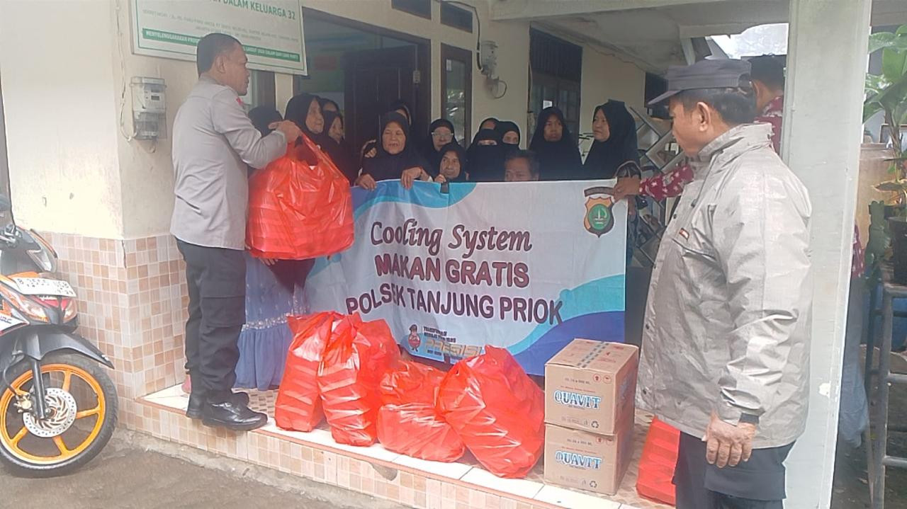 Polsek Tanjung Priok Bagikan 150 Nasi Kotak untuk Korban Banjir dalam Kegiatan Cooling System