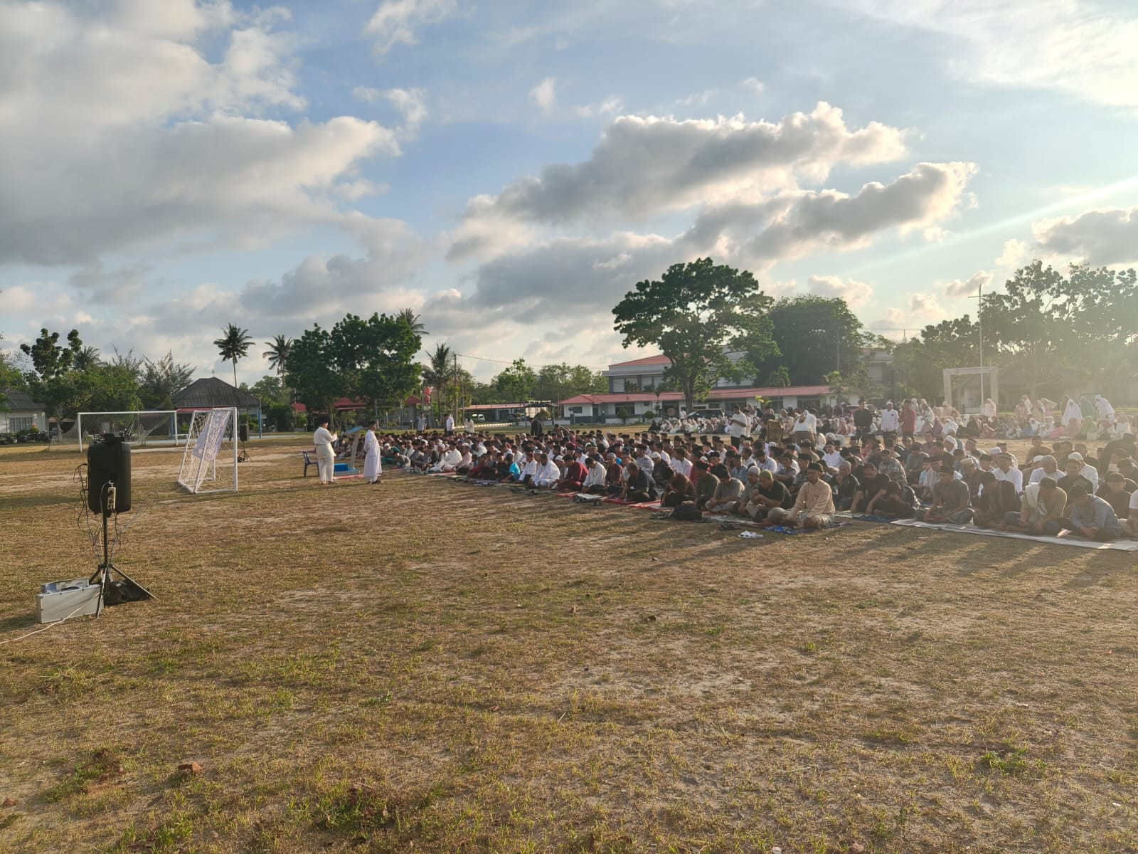 Rayakan Kemenangan Dengan Khidmat, Danlanal Bintan dan Prajurit Sholat Idul Fitri Bersama Masyarakat