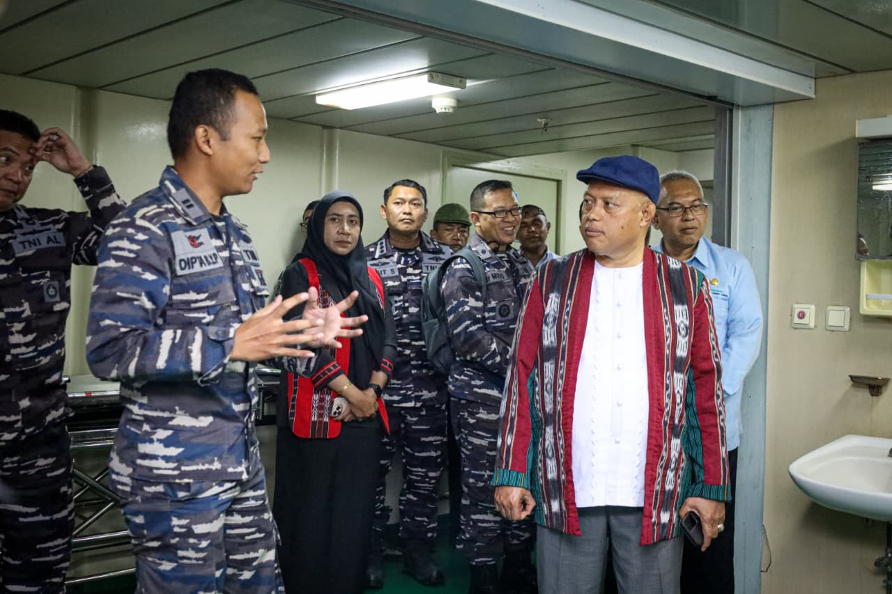Asisten I Gubernur dan Kadinkes Provinsi Maluku Kunjungi Kapal Bantu Rumah Sakit KRI Suharso-990, Mantapkan Yankes Bergerak