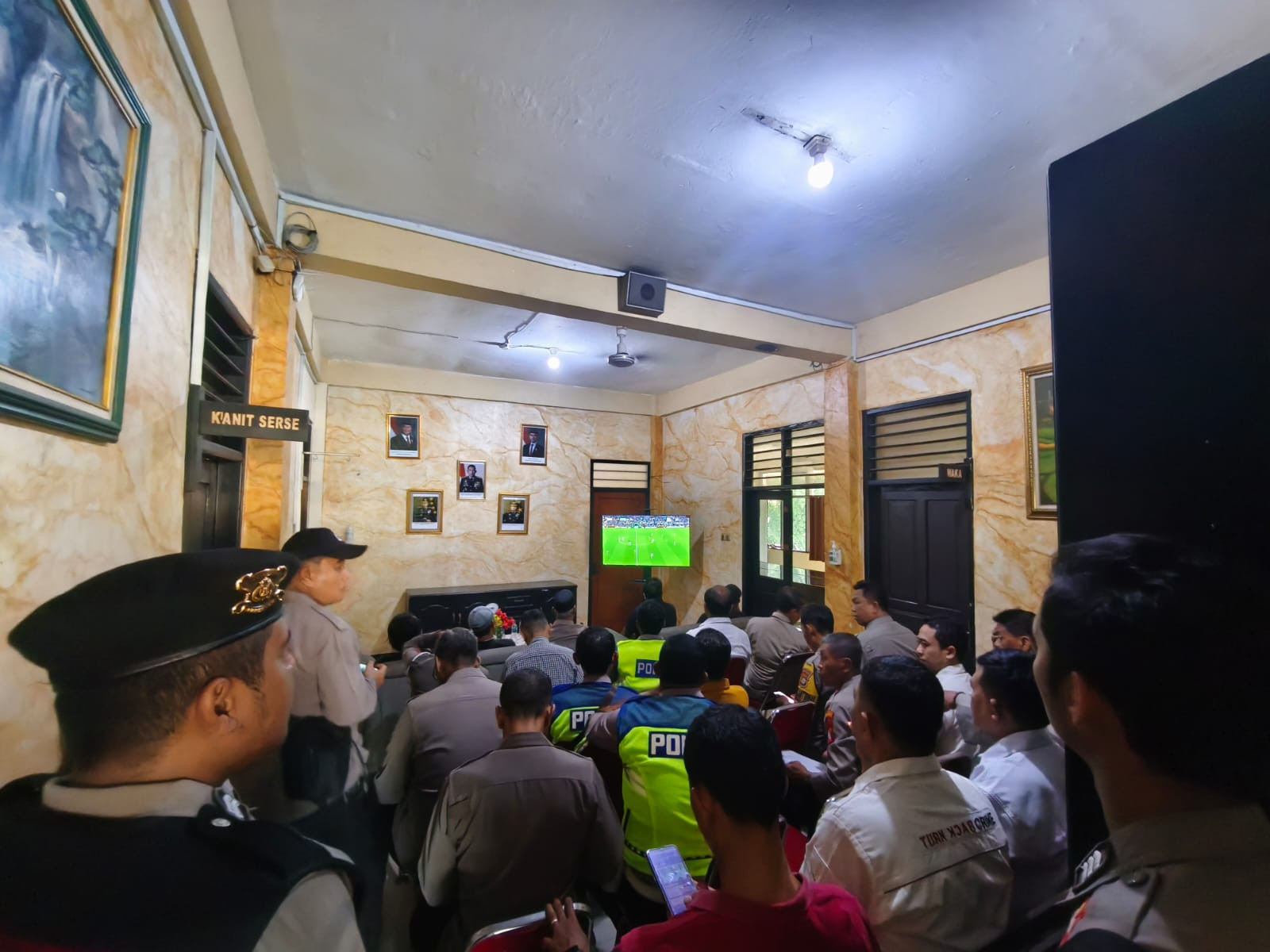 Jaga Jakarta On The Spot Polsek Bekasi Barat Gelar Nobar Piala Dunia 2026, Inggris Taklukkan Meksiko 3-2