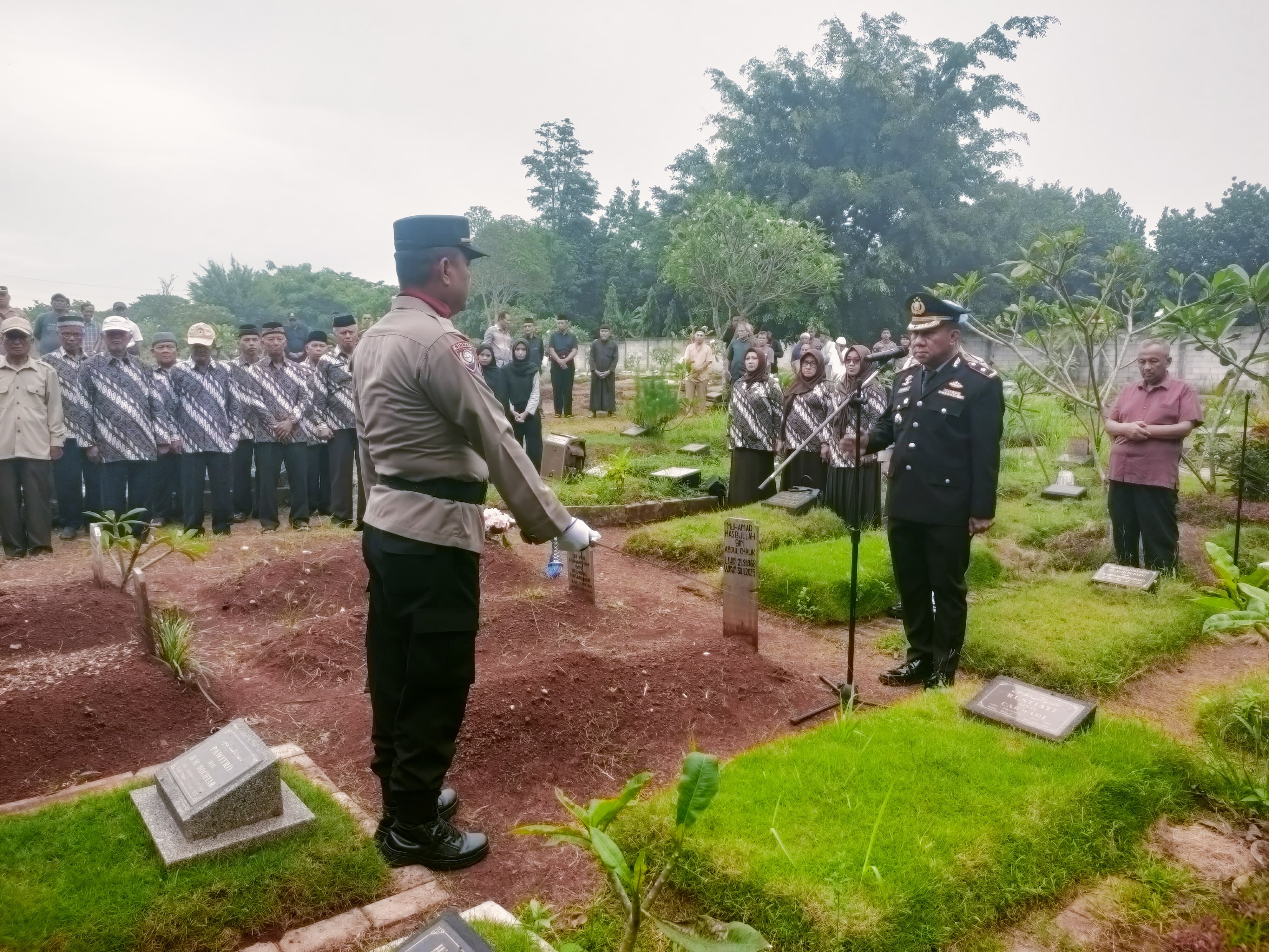 Upacara Kedinasan Iringi Pemakaman Alm. Kompol (Purn) H. Suwito di Bekasi