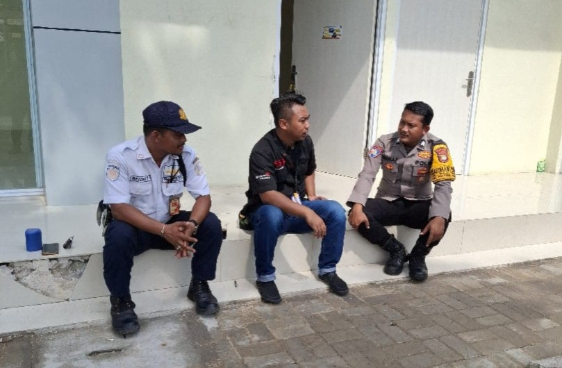 Bhabinkamtibmas Pulau Tidung Sambangi Tokoh Masyarakat, Ajak Warga Lawan Premanisme dan Jaga Kamtibmas