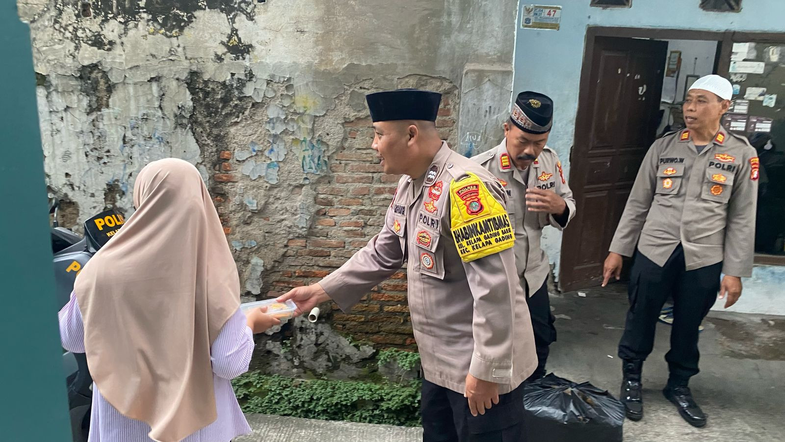 Polsek Kelapa Gading Bagikan Takjil Keliling, Berbagi Kebahagiaan di Tengah Warga Padat Penduduk