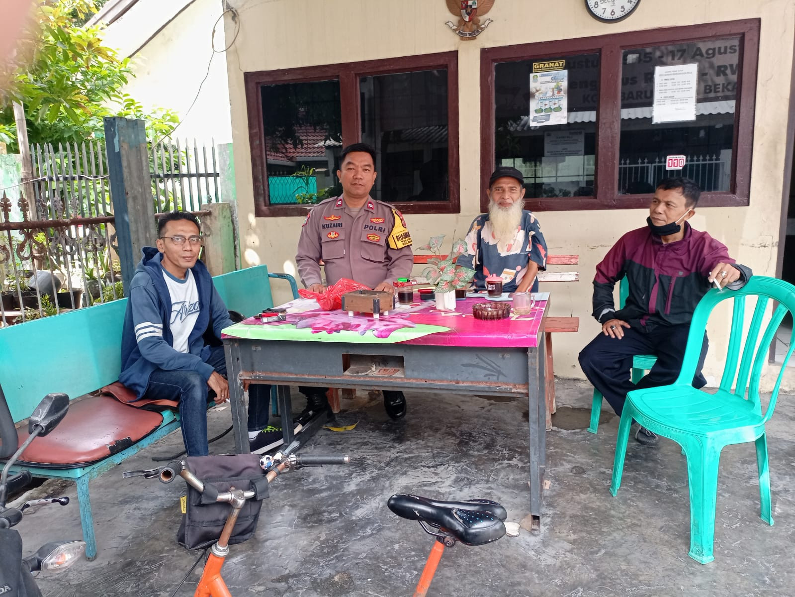 Giat Cooling System Bhabinkamtibmas Kota Baru Polsek Bekasi Barat Patroli Wilayah Sambangi Warga