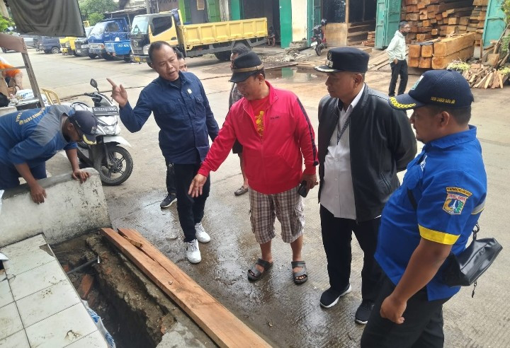 Lurah Kalibaru Gercep Tanggapi Aduan Warga, Saluran Air RW 08 Kembali Normal