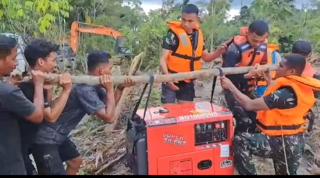 Tempuh Medan Sulit Tiga Hari, TNI dan PLN Distribusikan Genset ke Desa Terpencil Sikundo