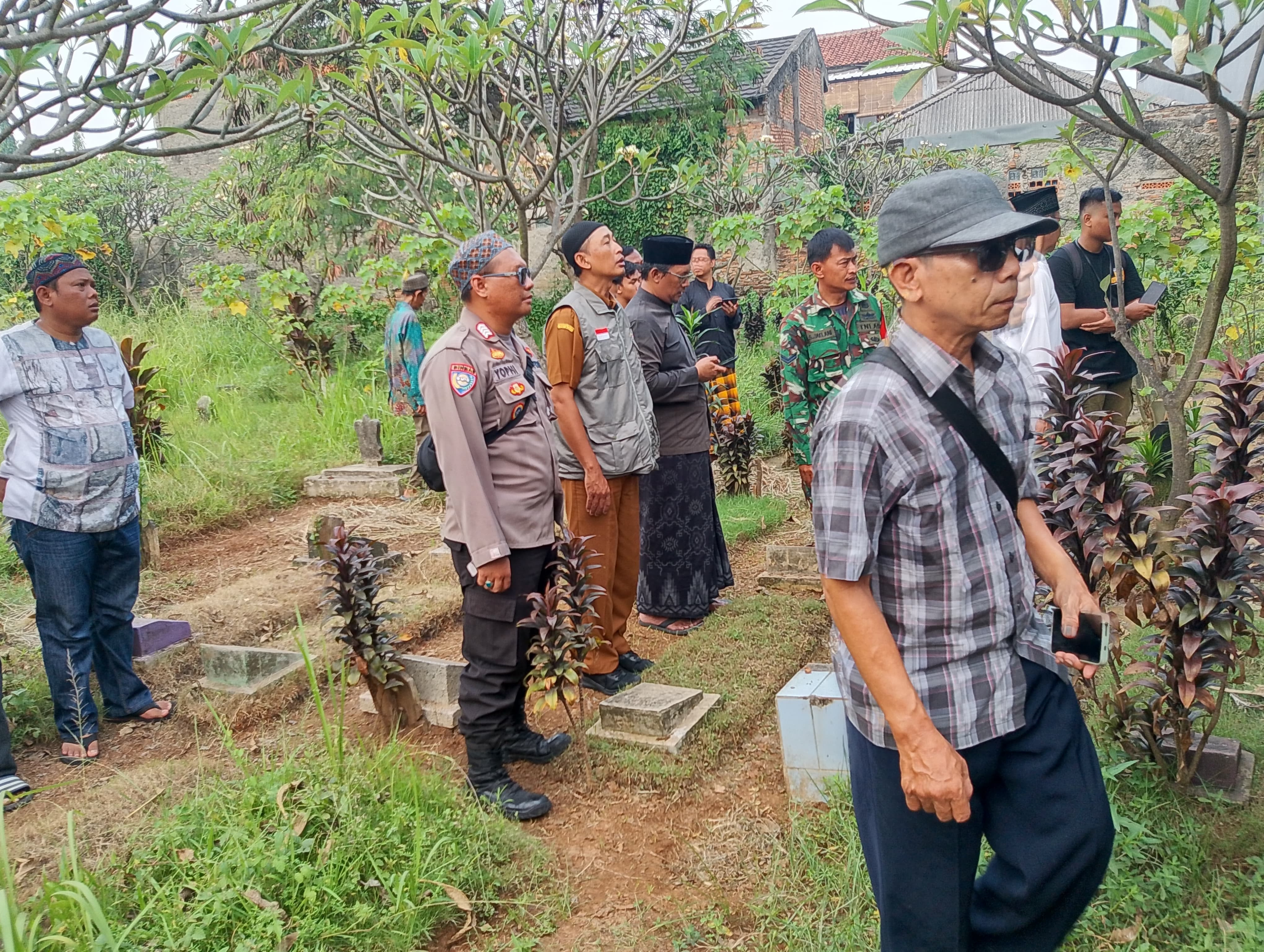 Wujud Sinergi Tiga Pilar: Bhabinkamtibmas dan Babinsa Hadiri Pemakaman Tokoh Masyarakat di Harapan Mulya