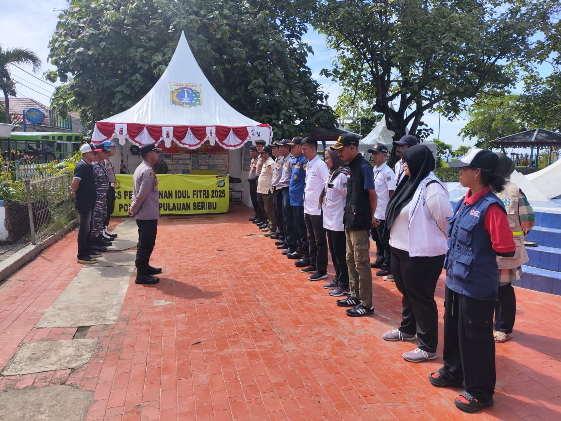 Anggota Pospam Pulau Untung Jawa Berikan Imbauan Keselamatan kepada Wisatawan di Pantai