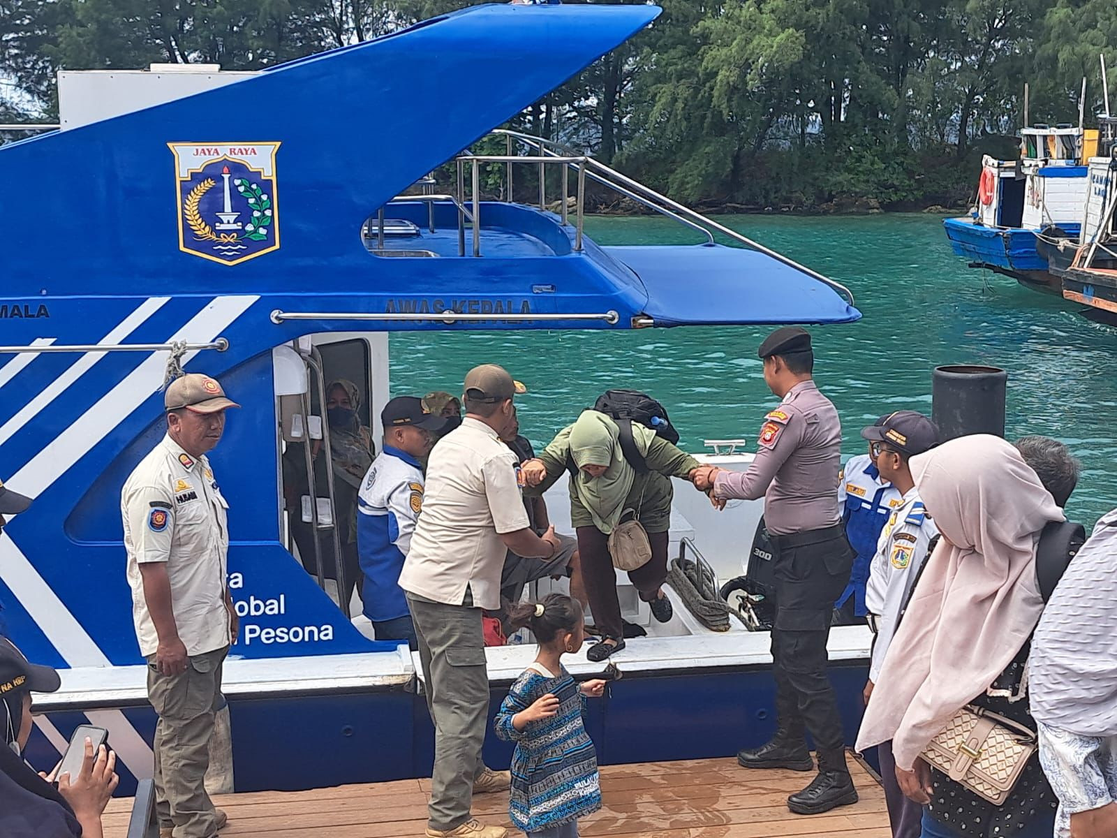 Polisi Humanis Polsek Kepulauan Seribu Selatan Amankan Dermaga Pulau Pari, Berikan Rasa Aman bagi Wisatawan