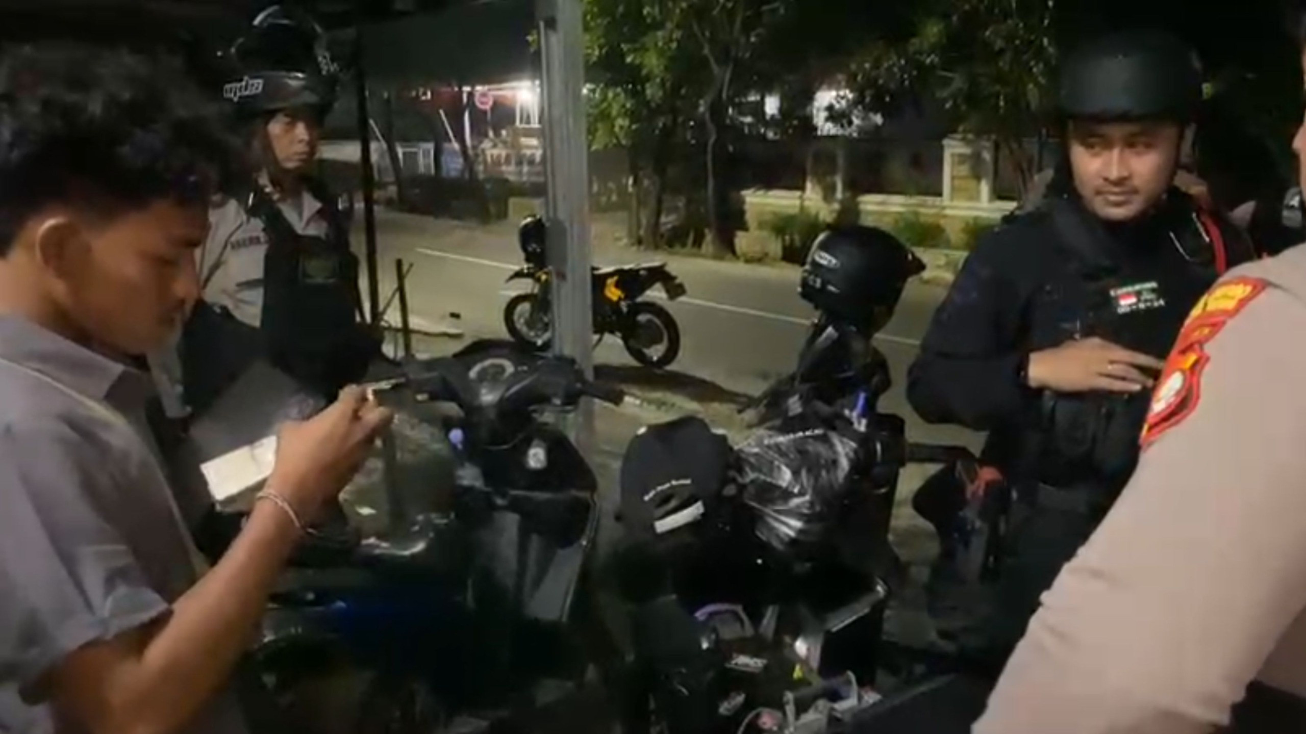 Patroli Brimob Dan Perintis Cegah Balap Liar Saat Patroli Dini Hari di Pinang Ranti Jaktim