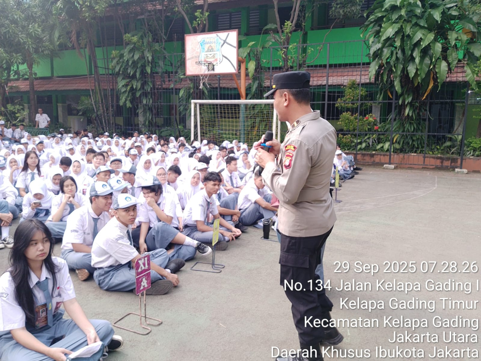 Polsek Kelapa Gading Tanamkan Nilai Disiplin dan Anti Tawuran Lewat Program Police Go To School di SMAN 45 Jakarta