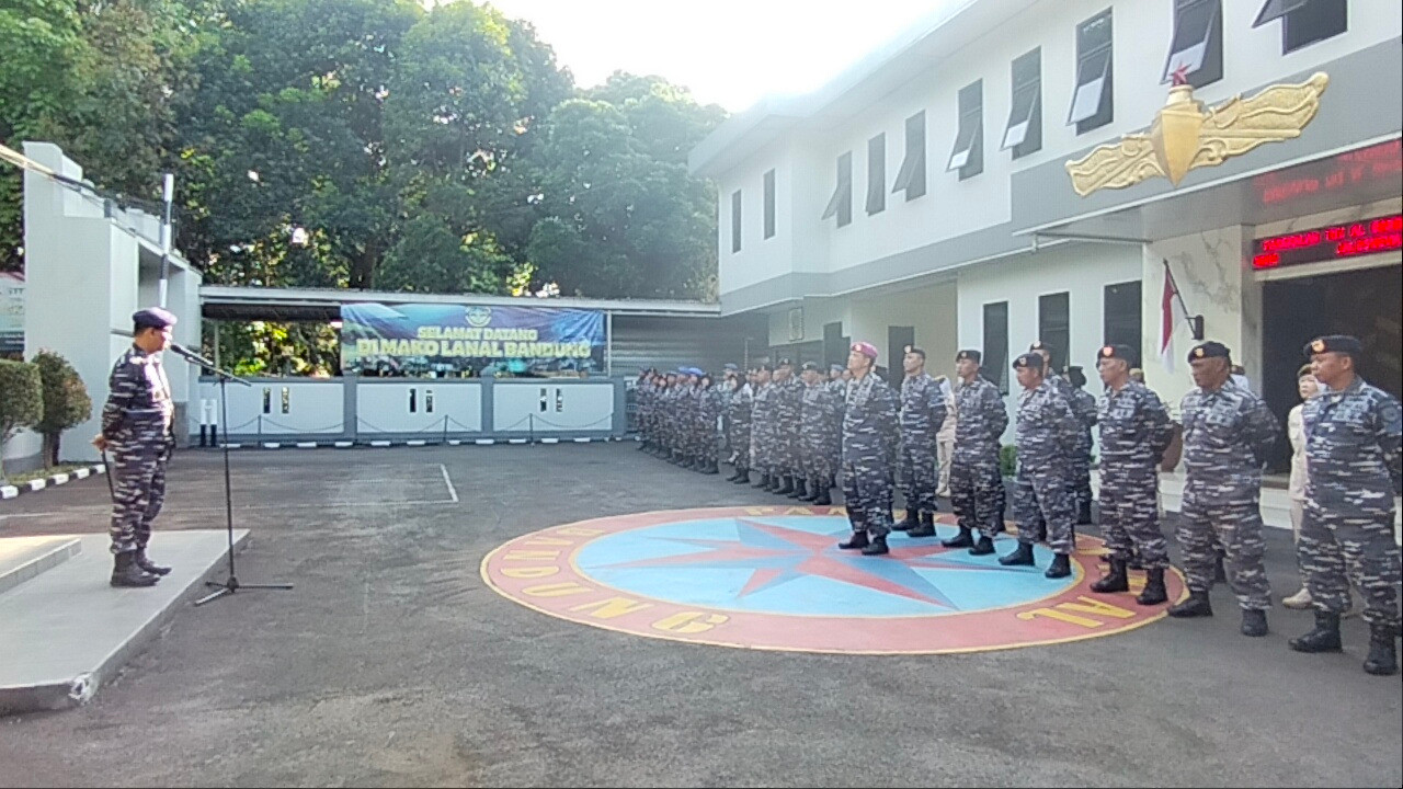 Mengawali Tugas Dihari Pertama, Komandan Lanal Bandung Laksanakan Apel Khusus dan Entry Briefing