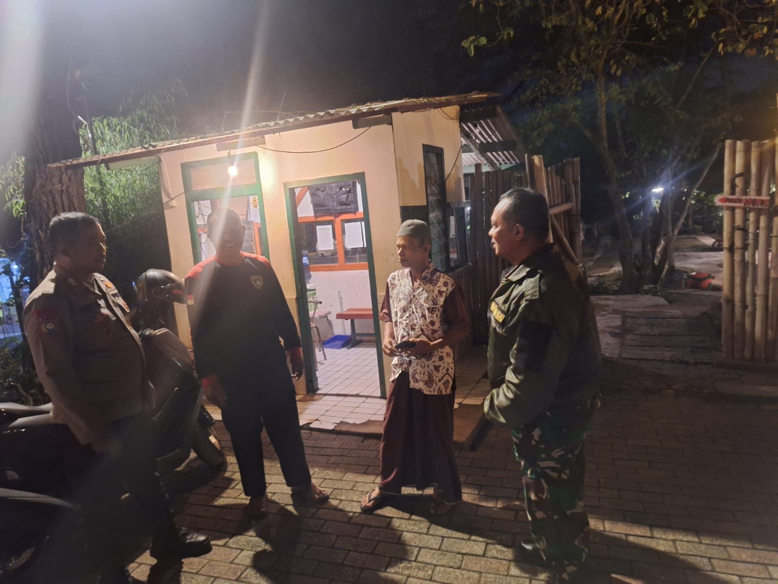Sinergitas TNI - Polri Wilayah Hukum Polsek Cisarua Laksanakan Giat Cooling Sistem Sambang Kontrol Pos Siskamling Beri  Pesan dan Ajak Jaga Kamtibmas