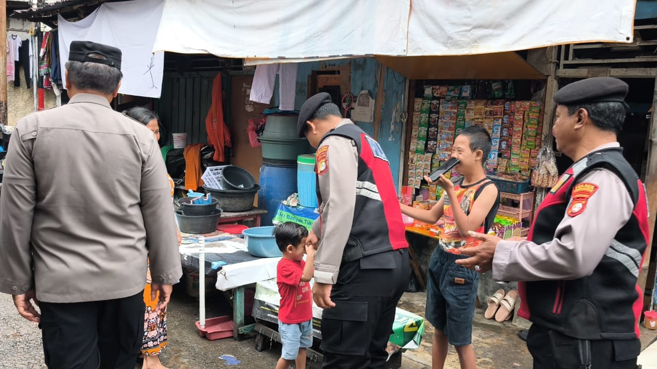 Patroli Jalan Kaki Polsek Pademangan, Perkuat Keamanan Lingkungan di Permukiman Warga