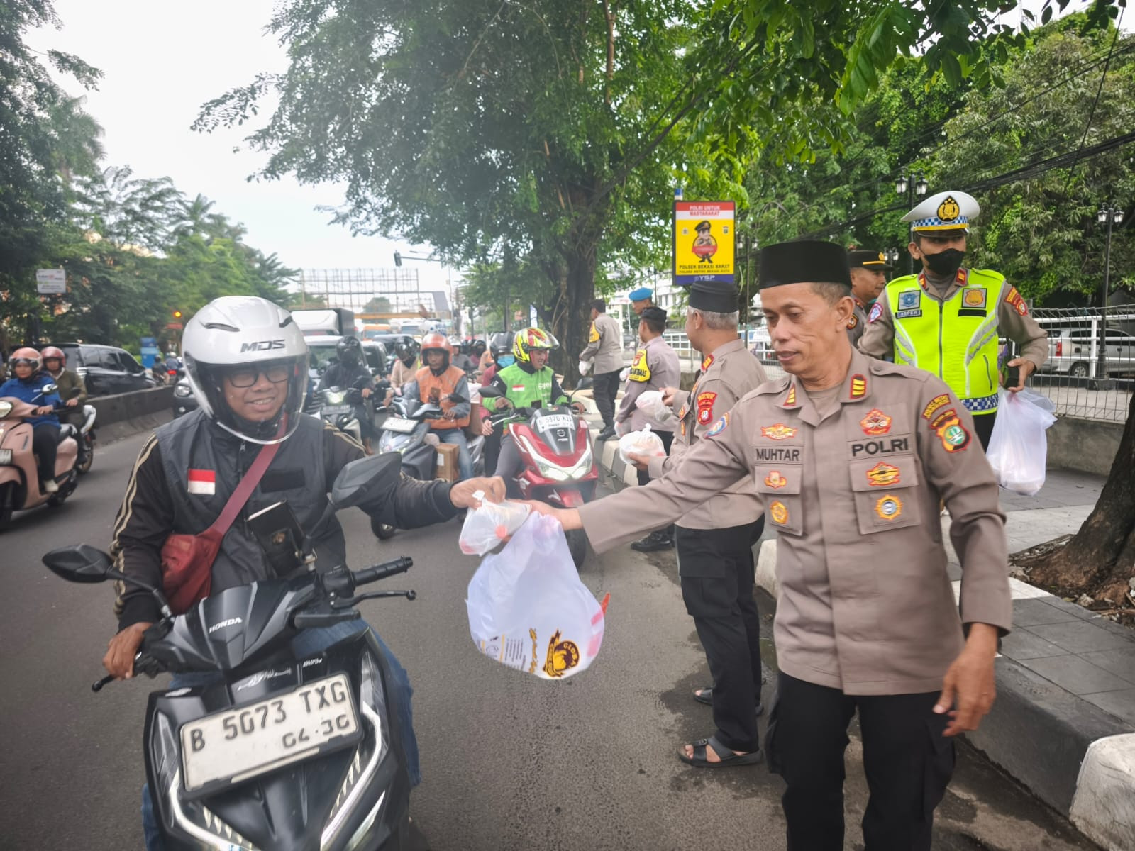 Dihari Pertama Puasa Polsek Bekasi Barat Bagikan Takjil Kepada Warga Masyarakat