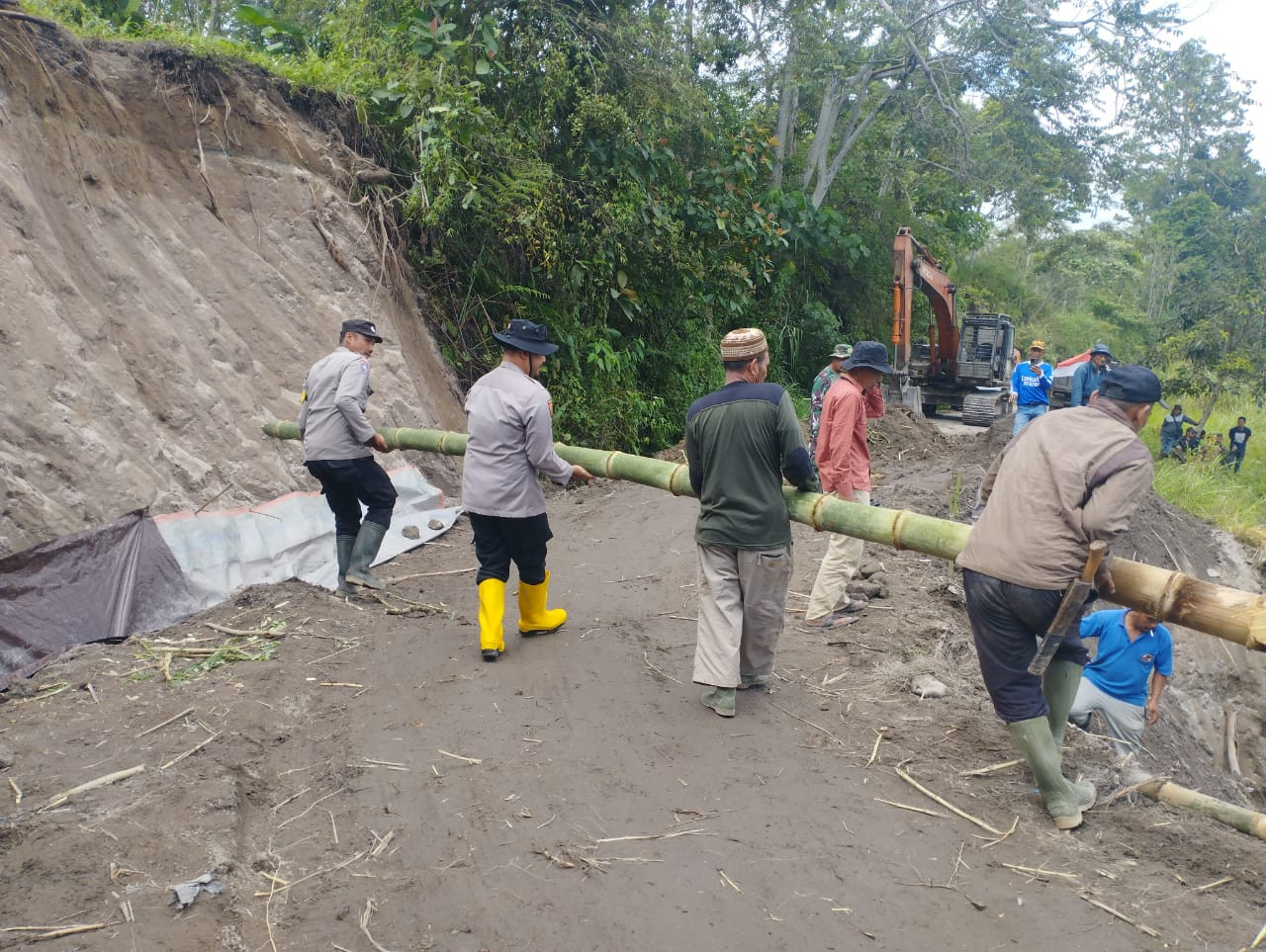 Gotong Royong Menahan Longsor: Polsek Kute Panang dan Warga Lukup Sabun Barat Bersatu Menjaga Jalan Kehidupan