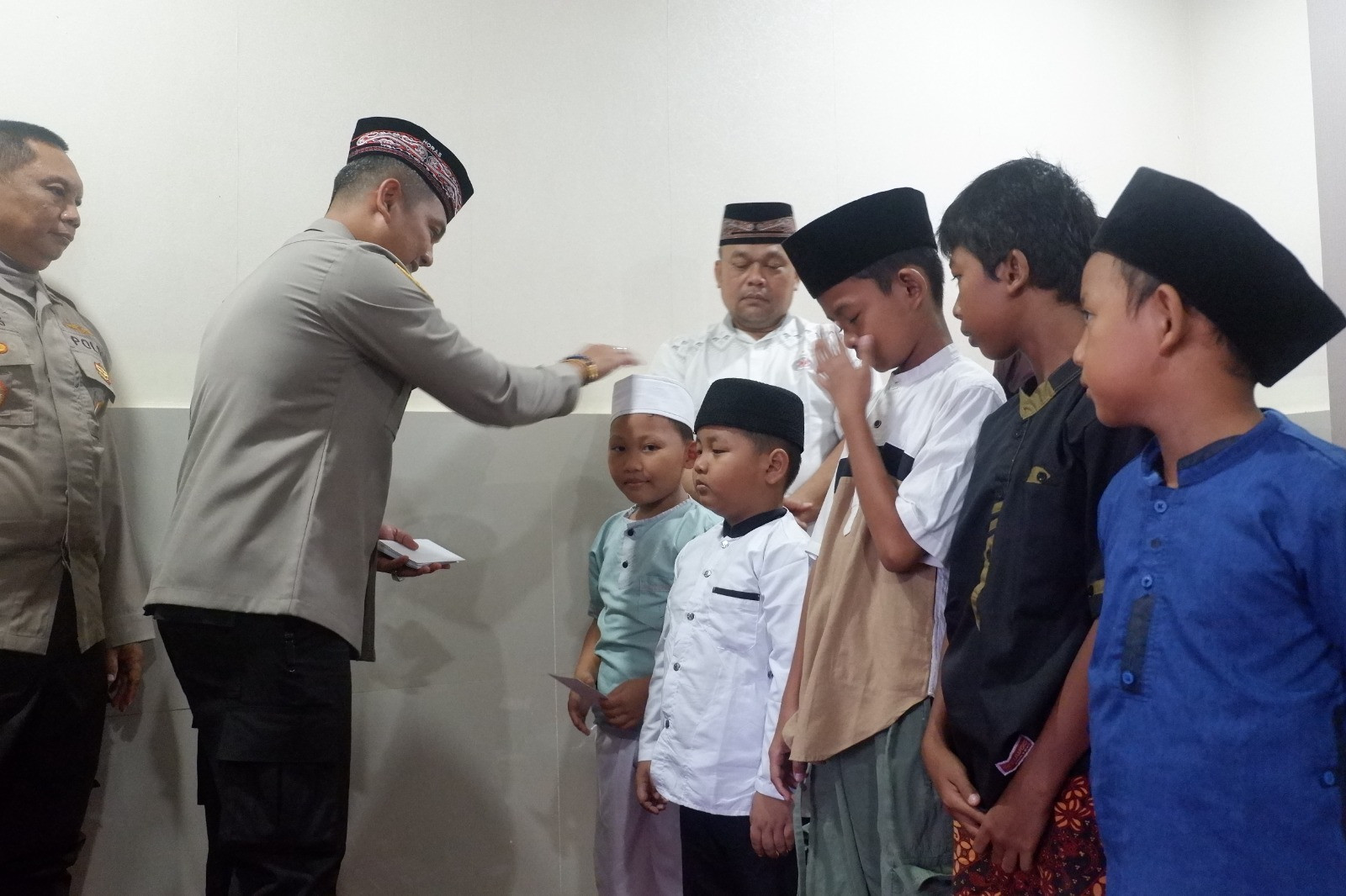 Jumat Berkah Polsek Pademangan: Berbagi Kasih dengan Yatim Piatu dan Dhuafa