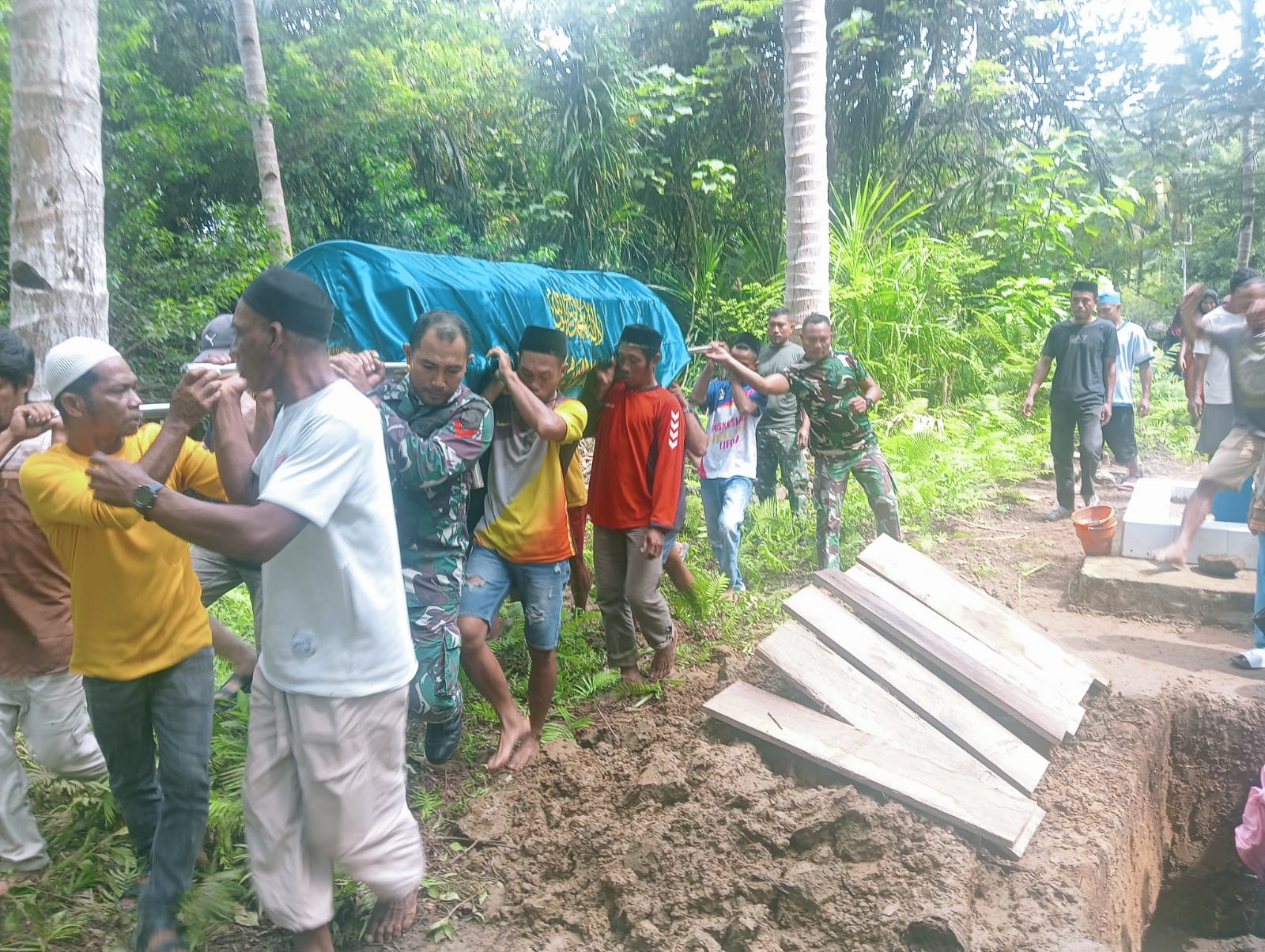 Di Tengah Kesibukan Membangun, Satgas TMMD Kodim 1505/Tidore Tetap Peduli Warga Berduka