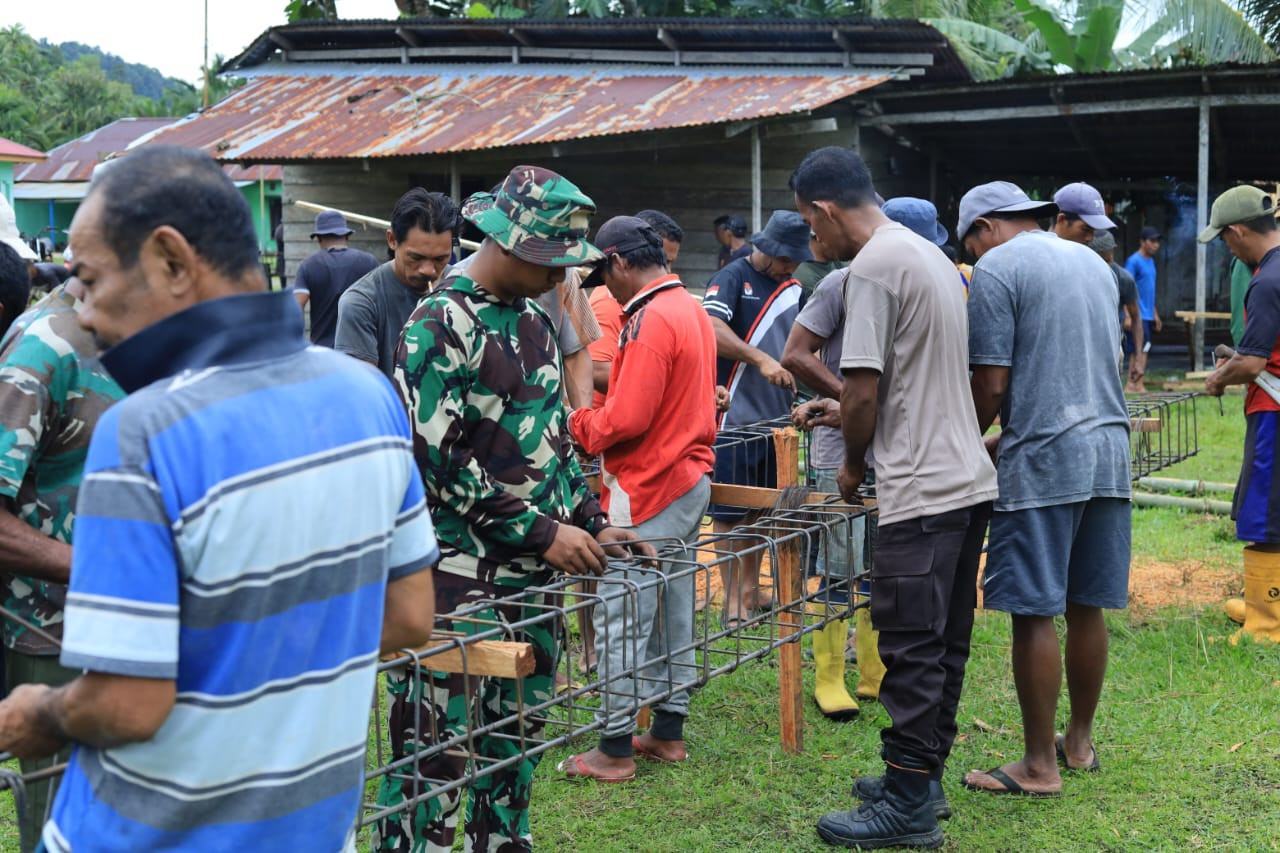 Anggota Satgas TMMD Ke-126 Kodim 1505/Tidore dan Warga Kompak, Siapkan Pengecoran Tiang Masjid