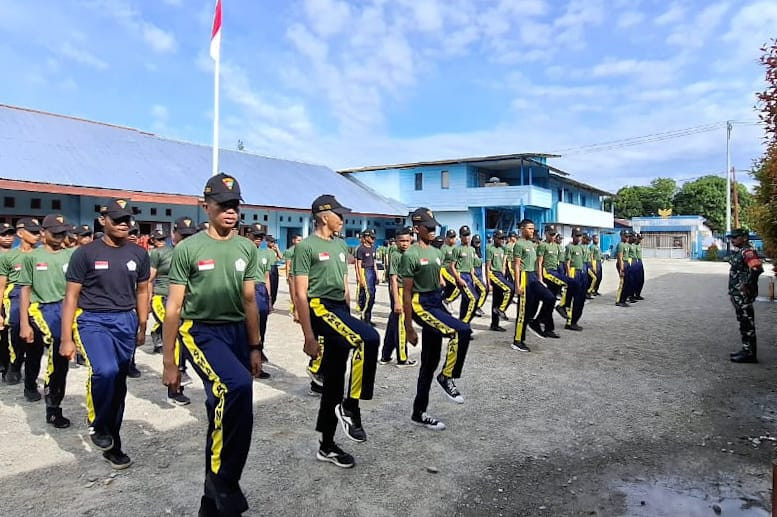 Babinsa Koramil Timika Latih Baris-Berbaris Siswa SMA Taruna Mimika