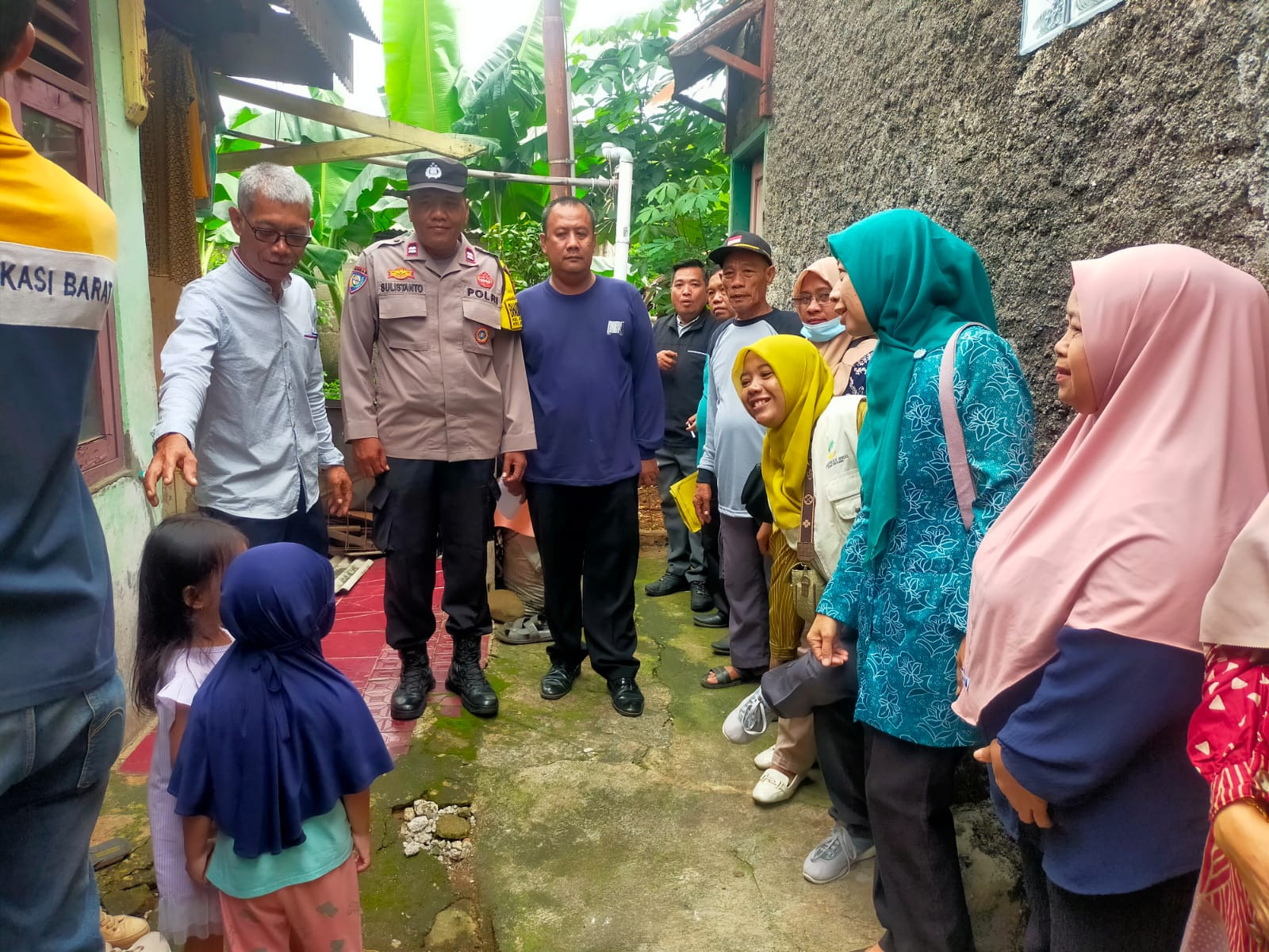 Bhabinkamtibmas Gandeng Unsur Kecamatan dan Kelurahan Bantu Warga Melalui Jumat Berkah di Jakasampurna
