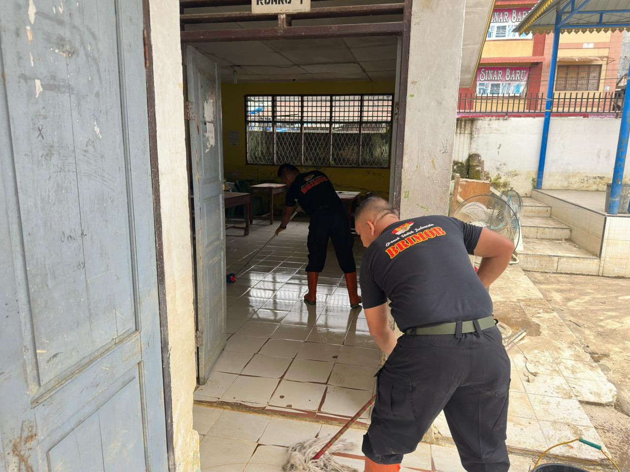 Polri Peduli Pendidikan, Pulihkan Fasilitas Pendidikan di SMA Negeri 1 Tanjung Pura Pascabanjir