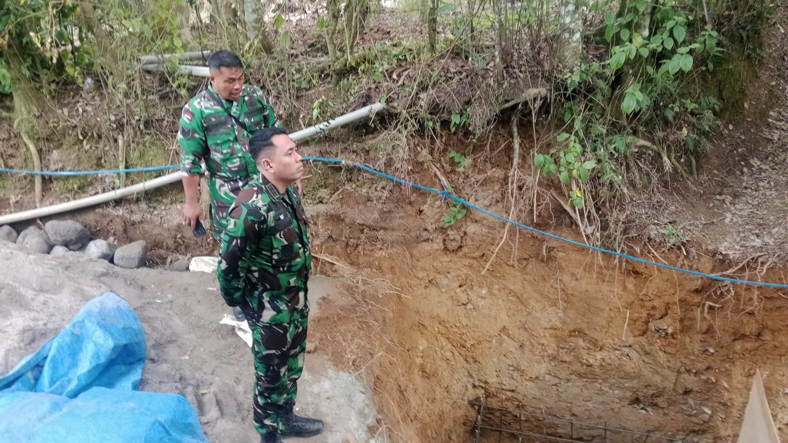Dandim 0205/Tanah Karo Letkol Inf Robert Panjaitan, Tinjau Langsung Progres Pembangunan Jembatan Merah Putih