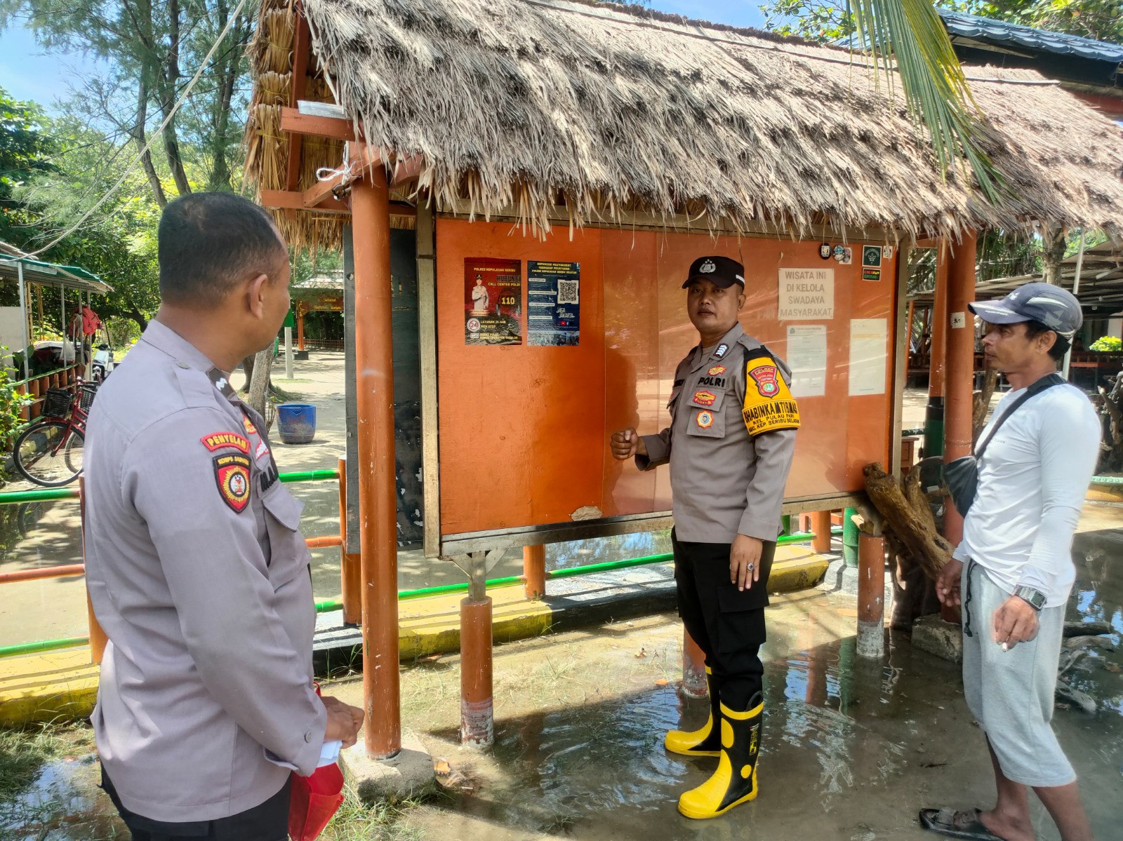 Stiker Hotline 110 Dipasang di Area Wisata Pulau Pari, Warga Diimbau Aktif Lapor Kejahatan