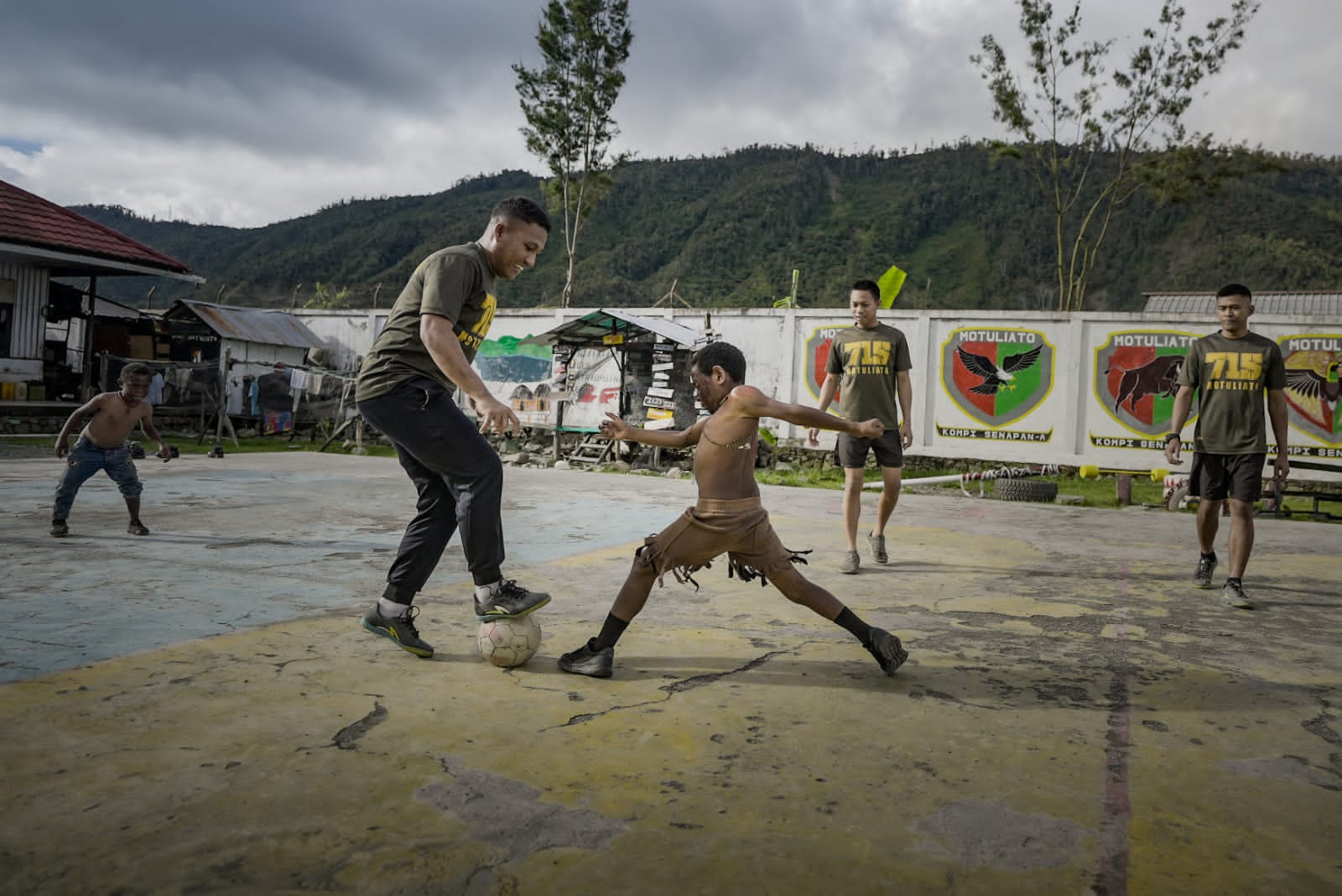 Kembangkan Bakat Anak Papua Sejak Dini, Satgas Yonif 715/Mtl Ajak Bermain Sepakbola