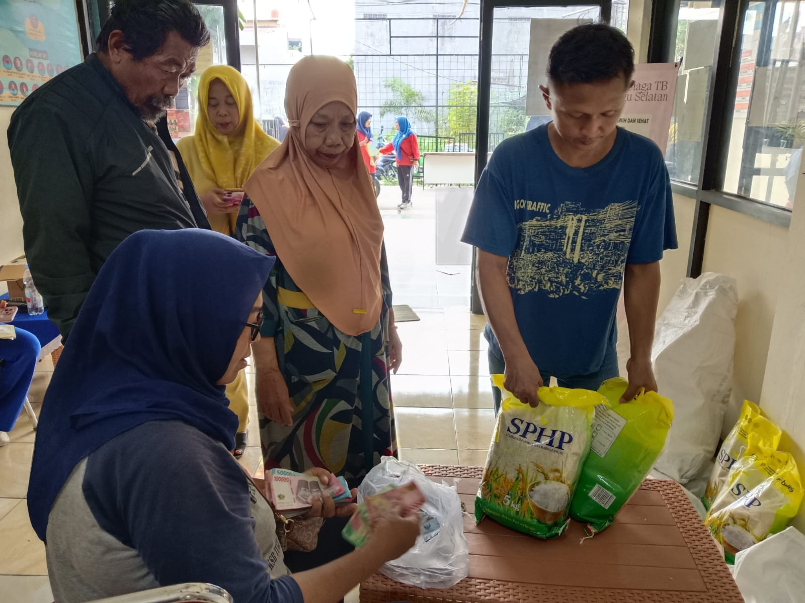 Polsek Koja dan Bulog Gelar Gerakan Pangan Murah, 400 Paket Beras SPHP Diserbu Warga