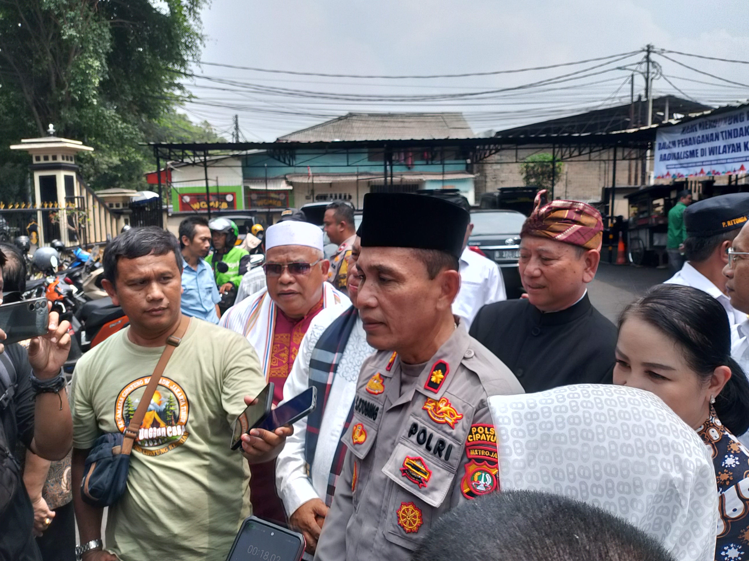 Forum Lintas Agama dan Ormas Cipayung Gelar Aksi Peduli, Donasi untuk Polsek