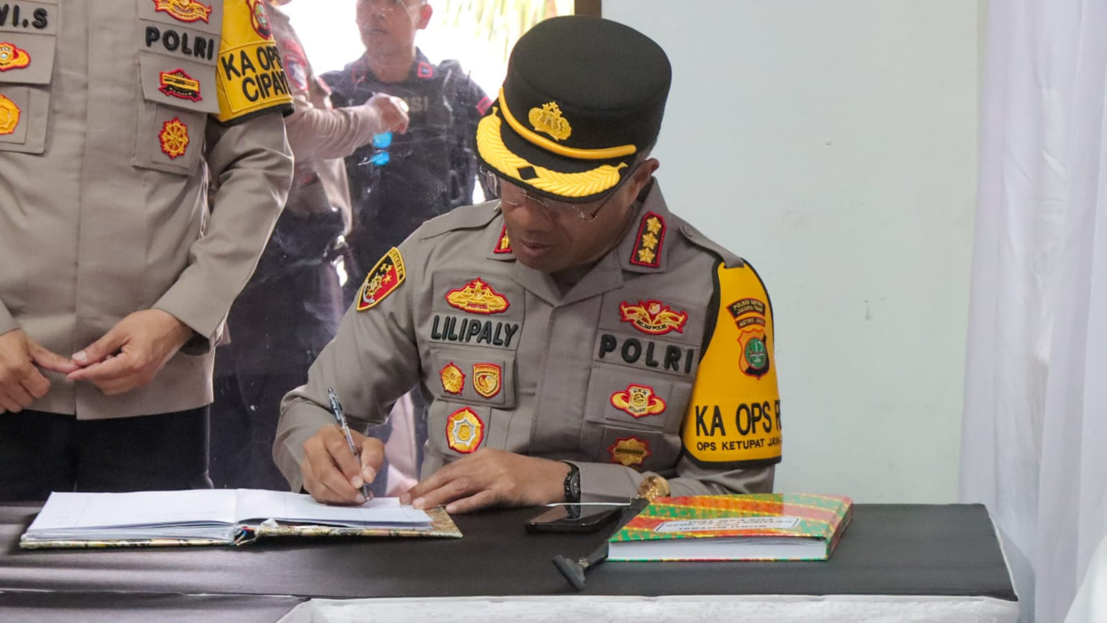 Kapolres Metro Jakarta Timur Tinjau Pengamanan TMII dalam Operasi Ketupat Jaya 2025