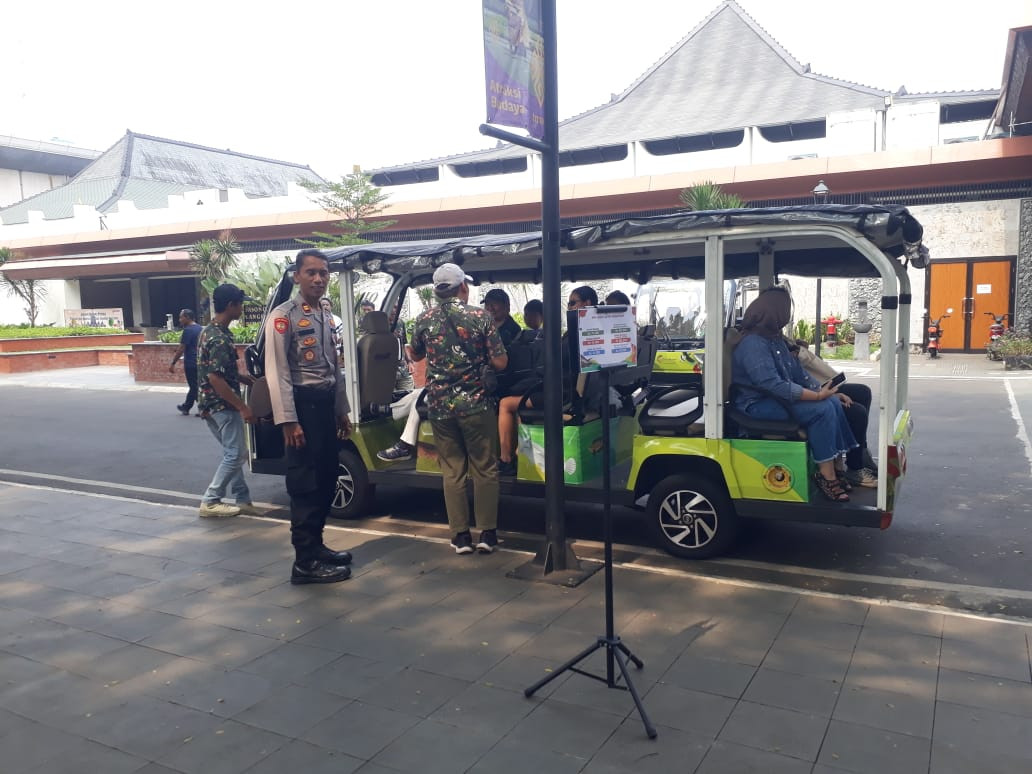 Akhir Pekan di TMII, Ribuan Pengunjung Nikmati Wahana dan Suasana Cerah
