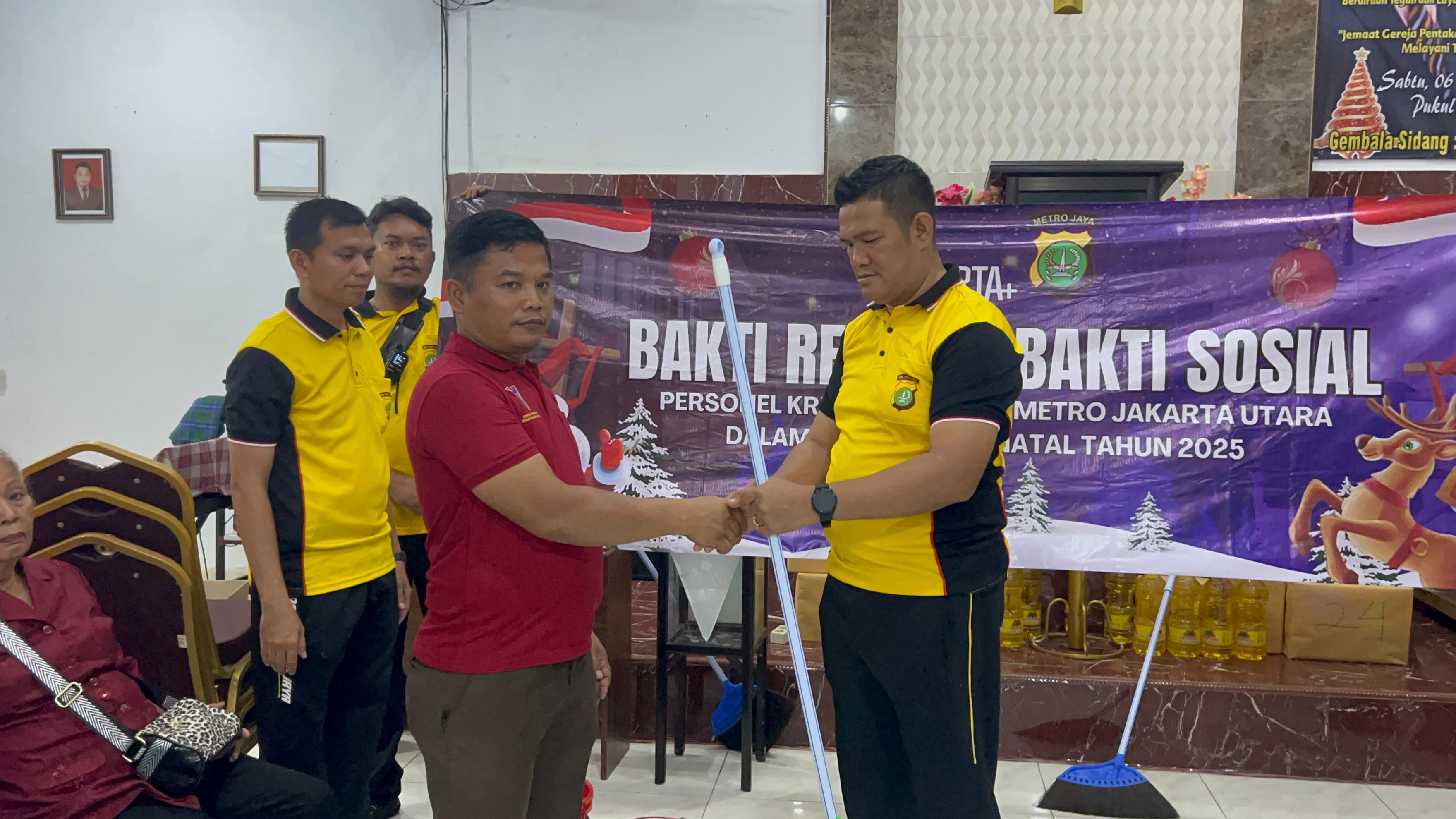 Polsek Koja Gelar Bakti Sosial dan Bakti Religi Sambut Natal 2025 di Gereja Pentakosta Plumpang