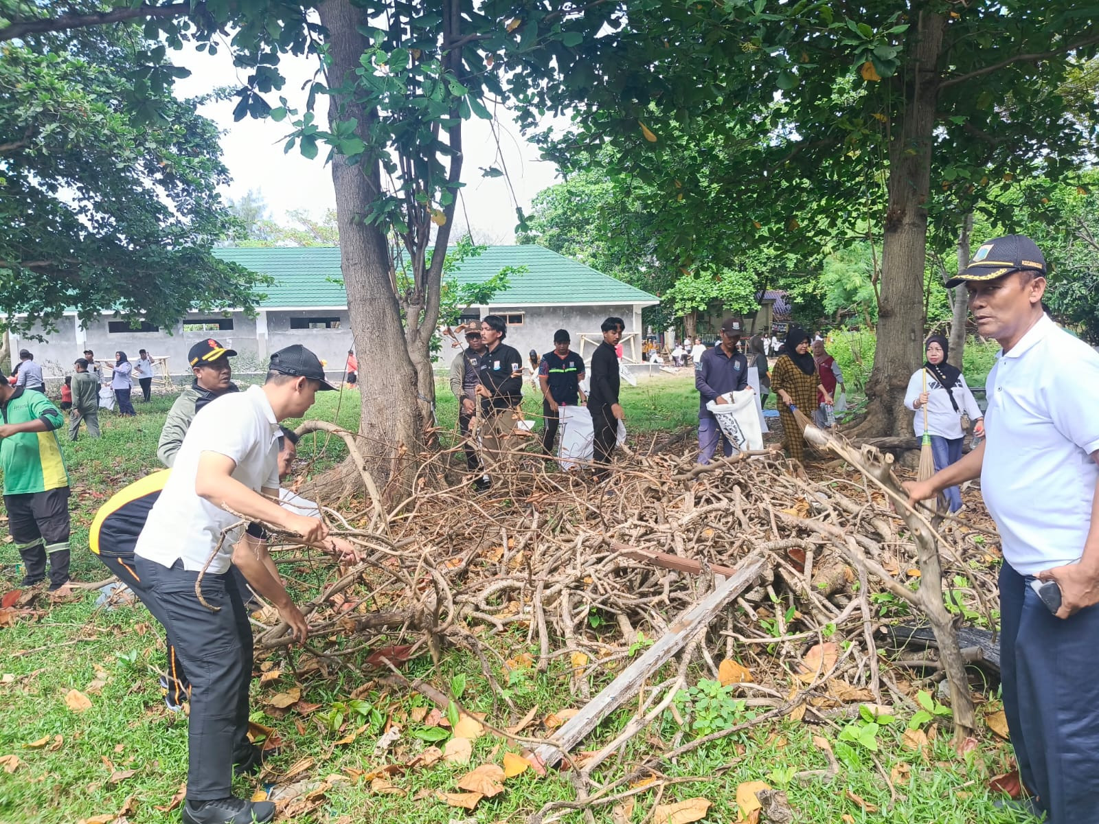 Jumat Bersih di Pulau Kelapa: Kolaborasi Lintas Instansi Wujudkan Lingkungan Lebih Asri