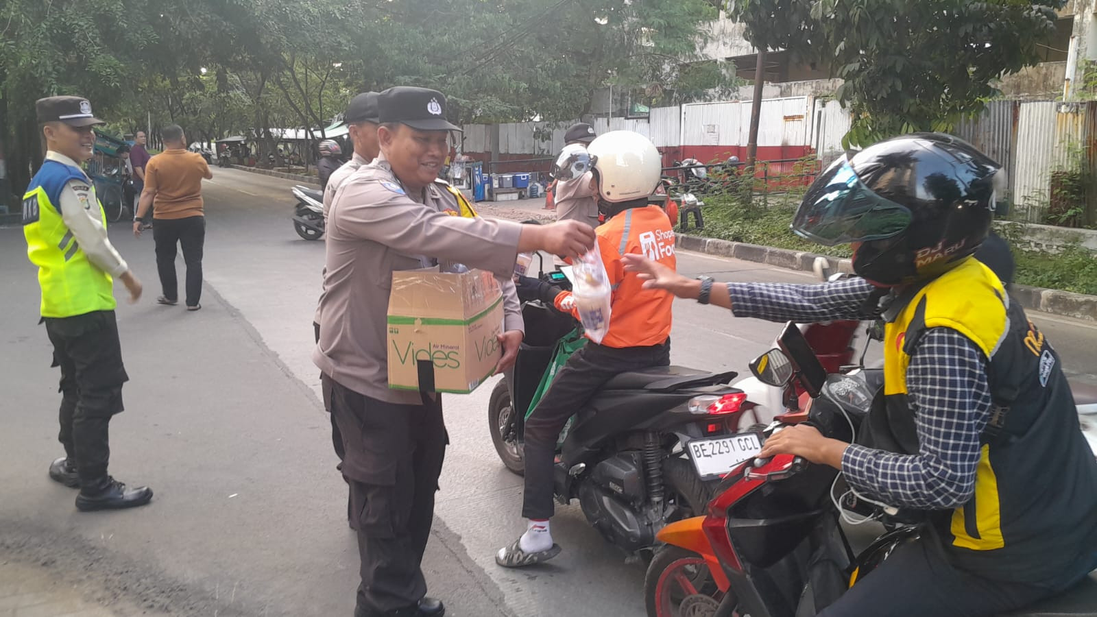 Polsek Pademangan Bagikan 100 Paket Takjil di Ancol dalam Program Ramadhan Barokah 2025