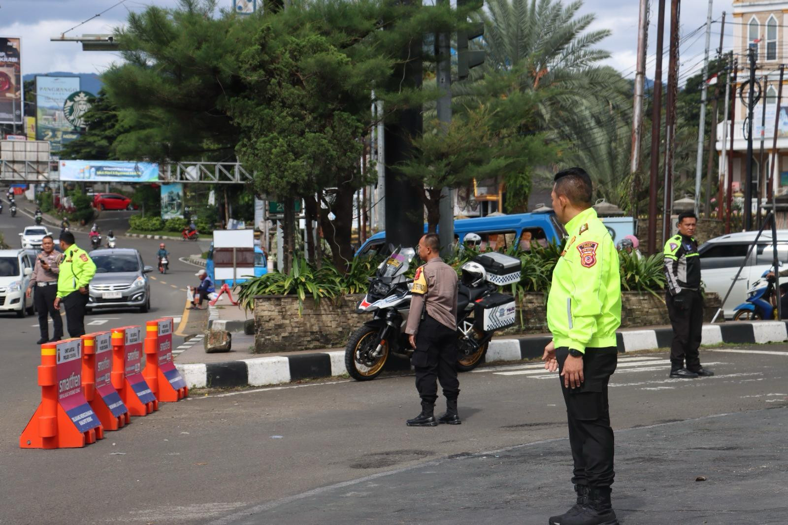 Kapolres Bogor Turun Langsung Bersama Anggota, Urai Kemacetan Lalu Lintas di Gadog Puncak