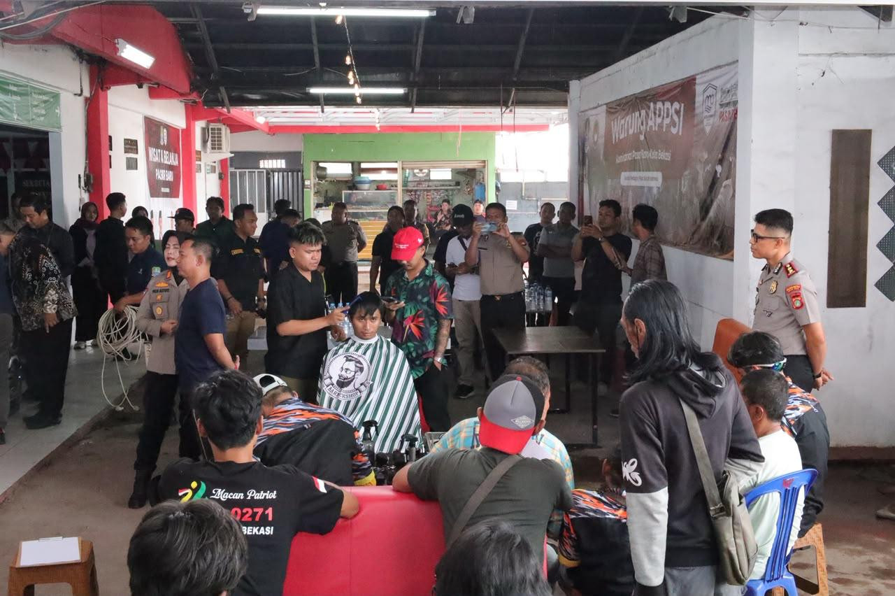Lewat POLIRAN, Polres Metro Bekasi Kota Bekali 38 Peserta Lintas Ormas Keahlian Pangkas Rambut