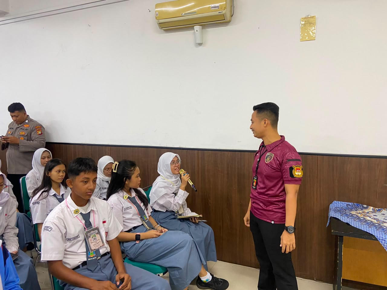 Polisi Bekali Pelajar SMAN 45 Jakarta dengan Literasi AI, Dorong Penggunaan Teknologi secara Bijak