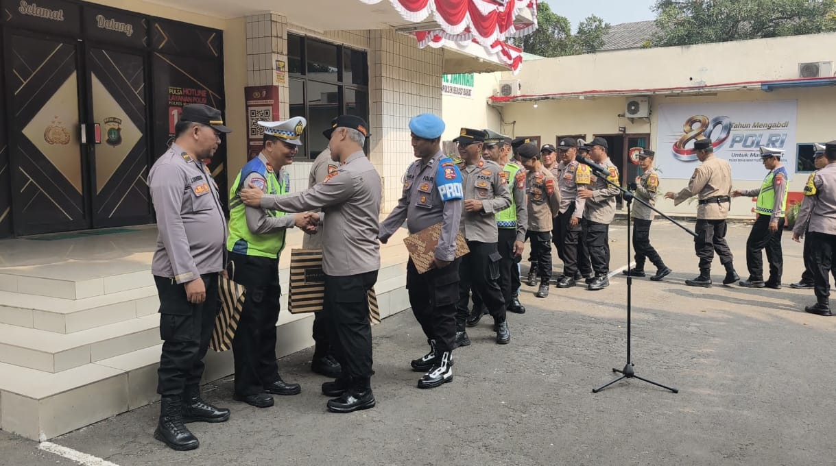 Kapolsek Bekasi Barat Pimpin Apel Pelepasan Tiga Personel yang Mutasi Tugas