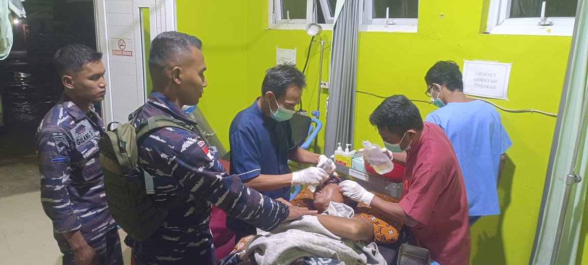 Aksi Cepat Lanal Simeulue Evakuasi ABK KM. Arafah Baru 01 di Perairan Simeulue Cut